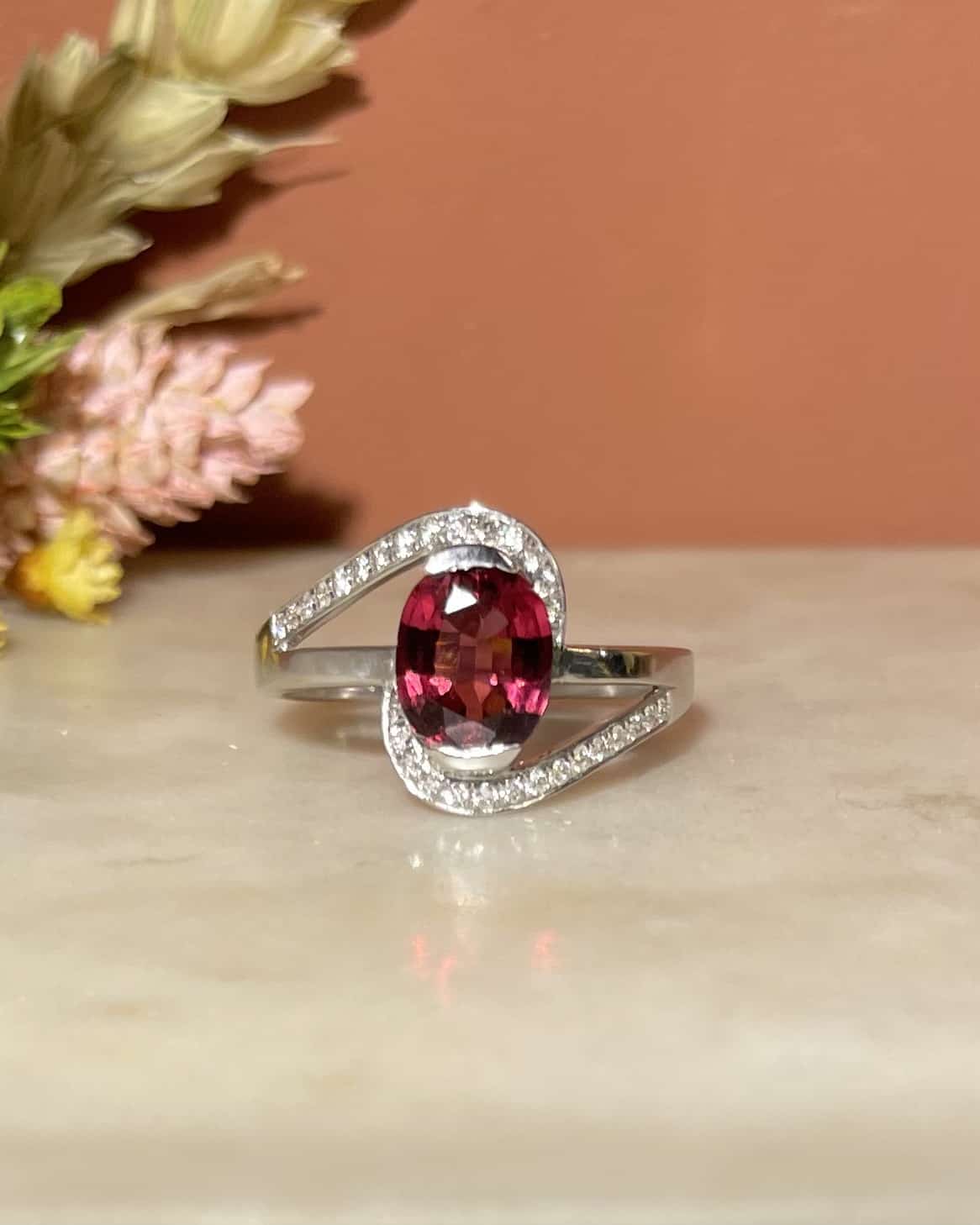 Bague Tourbillon Grenat &amp; Diamants "Sarabelle"