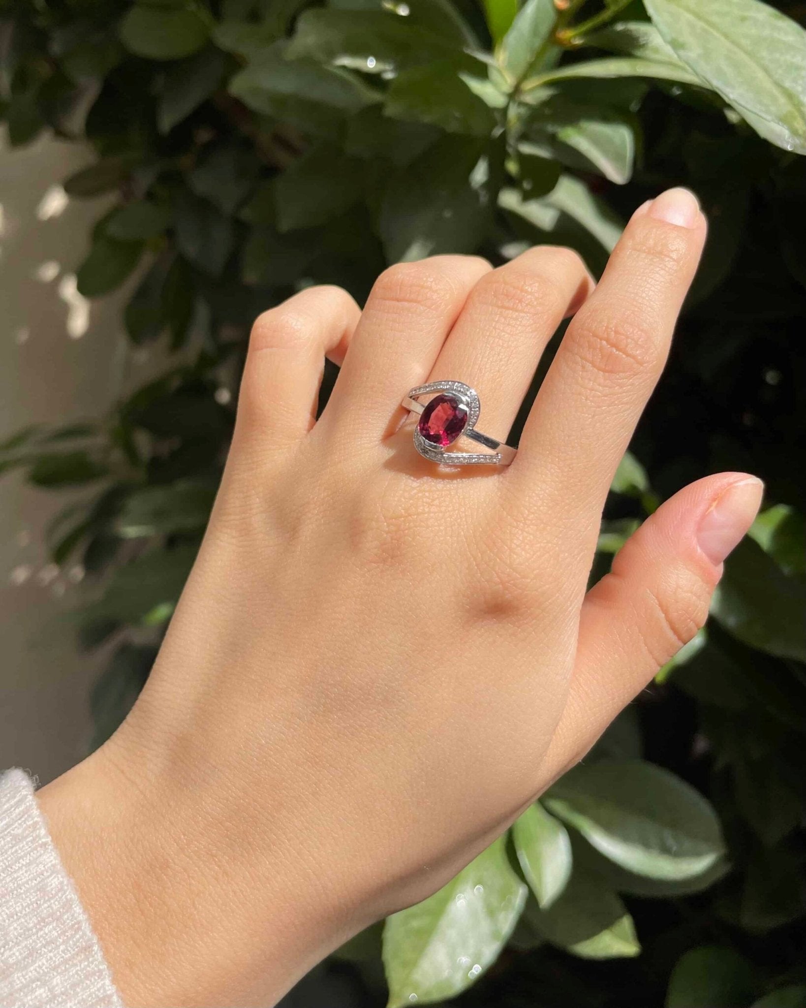 Bague Tourbillon Grenat &amp; Diamants "Sarabelle" - Elliade Paris