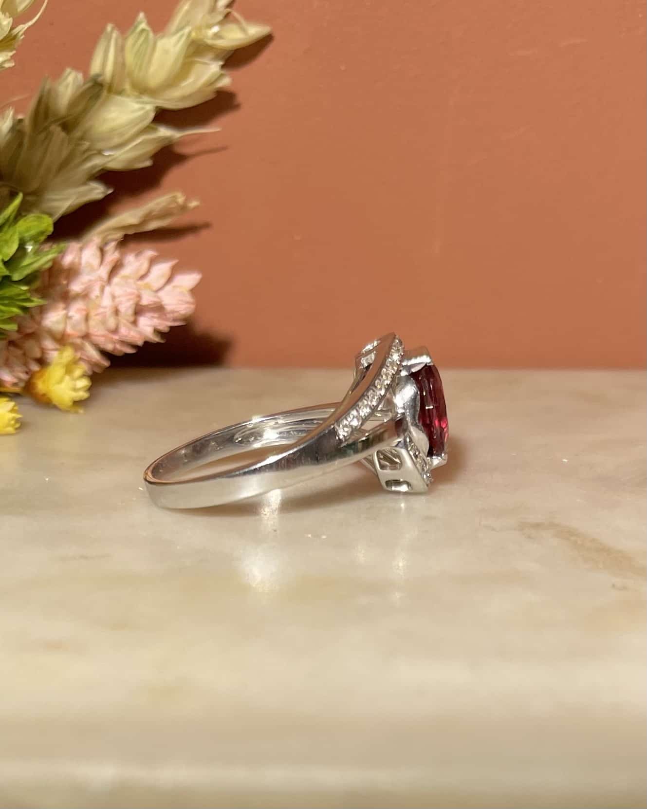 Bague Tourbillon Grenat &amp; Diamants "Sarabelle" - Elliade Paris
