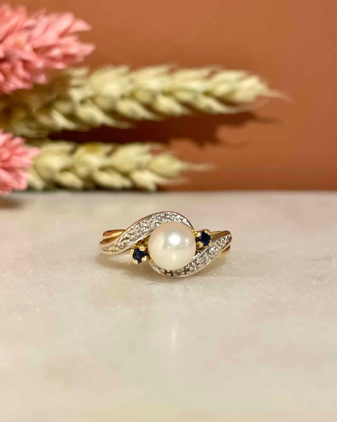 Bague Trilogie Tourbillon Perle, Saphirs &amp; Diamants &quot;Camille&quot;