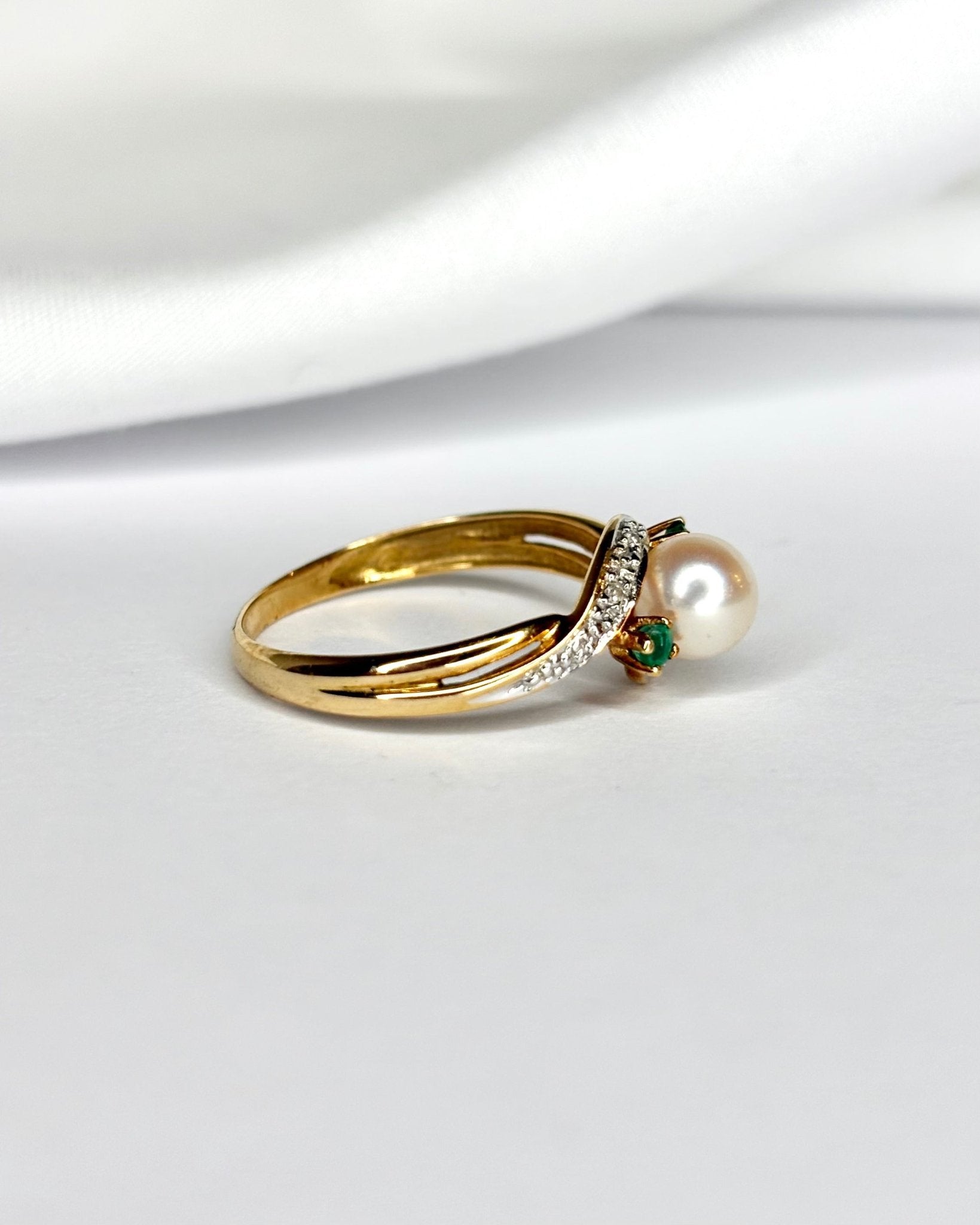 Bague Tourbillon Perle, Émeraudes &amp; Diamants "Albane" - Elliade Paris