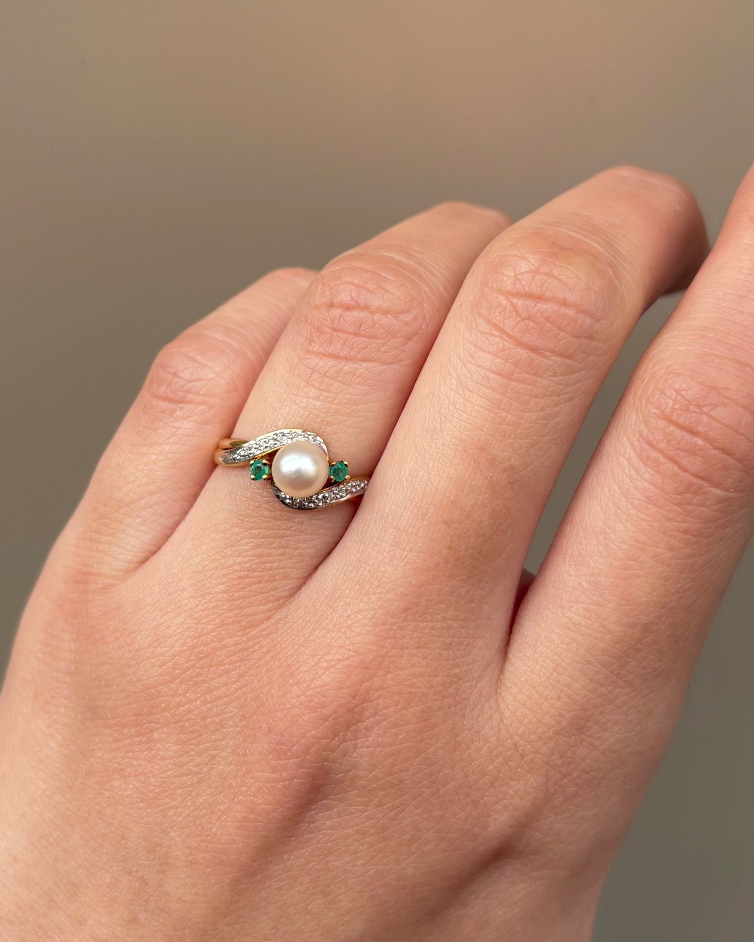 Bague Tourbillon Perle, Émeraudes &amp; Diamants "Albane" - Elliade Paris