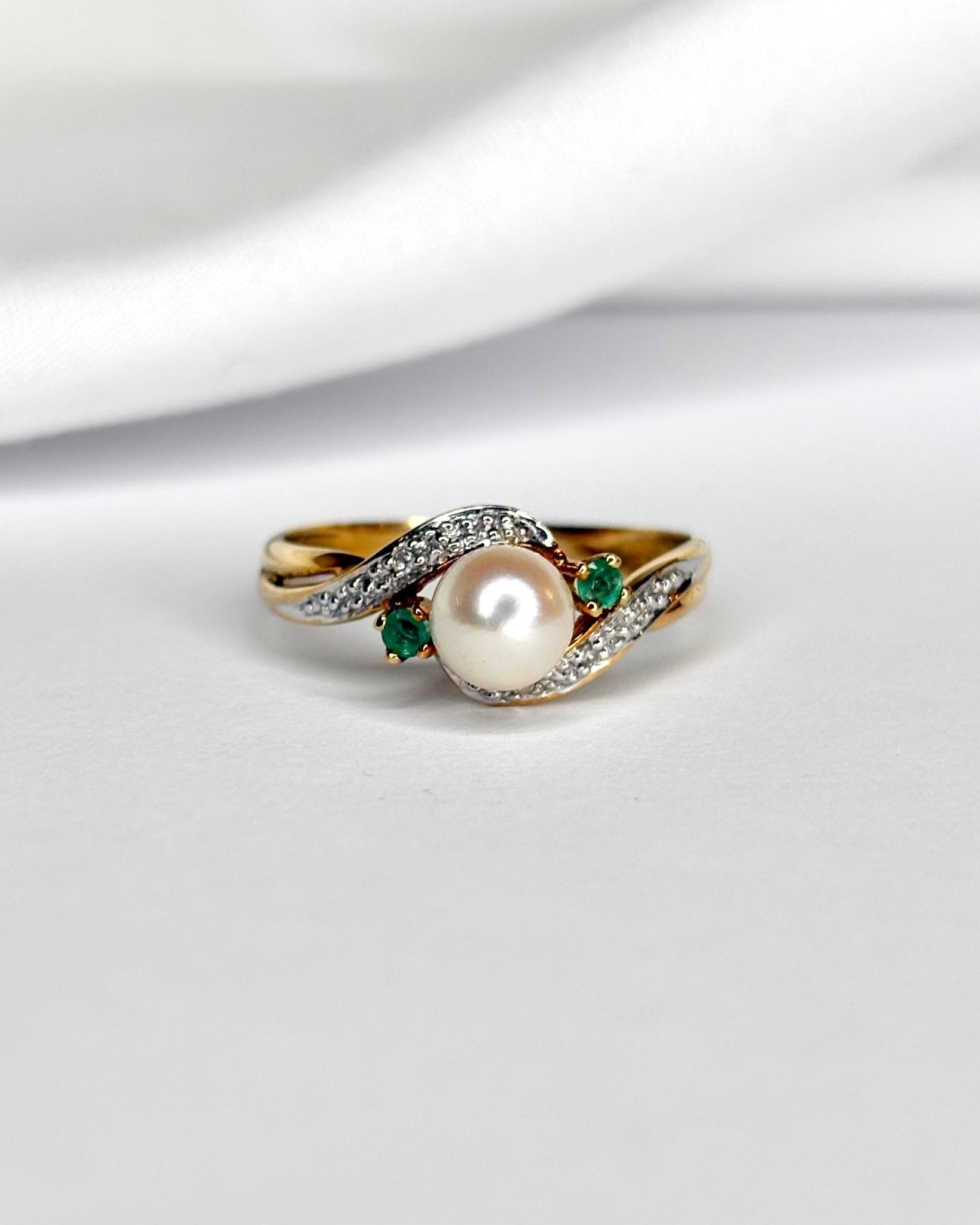 Bague Tourbillon Perle, Émeraudes &amp; Diamants "Albane" - Elliade Paris