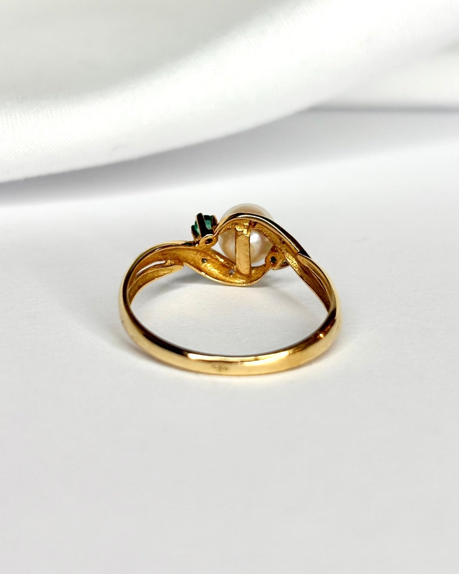 Bague Tourbillon Perle, Émeraudes &amp; Diamants "Albane" - Elliade Paris