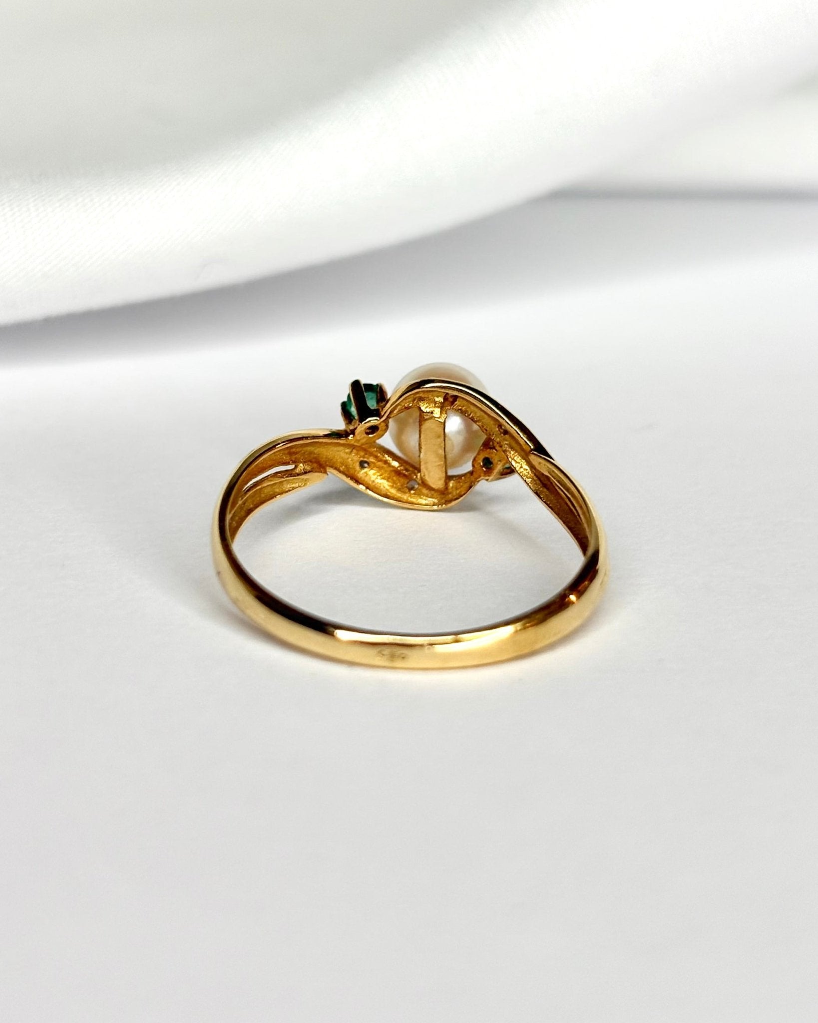 Bague Tourbillon Perle, Émeraudes &amp; Diamants "Albane" - Elliade Paris