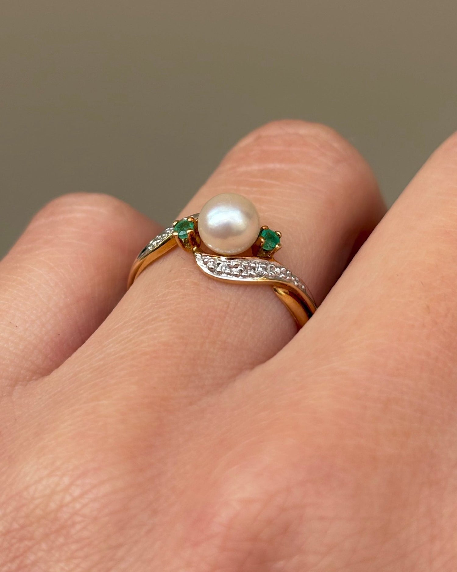 Bague Tourbillon Perle, Émeraudes &amp; Diamants "Albane" - Elliade Paris