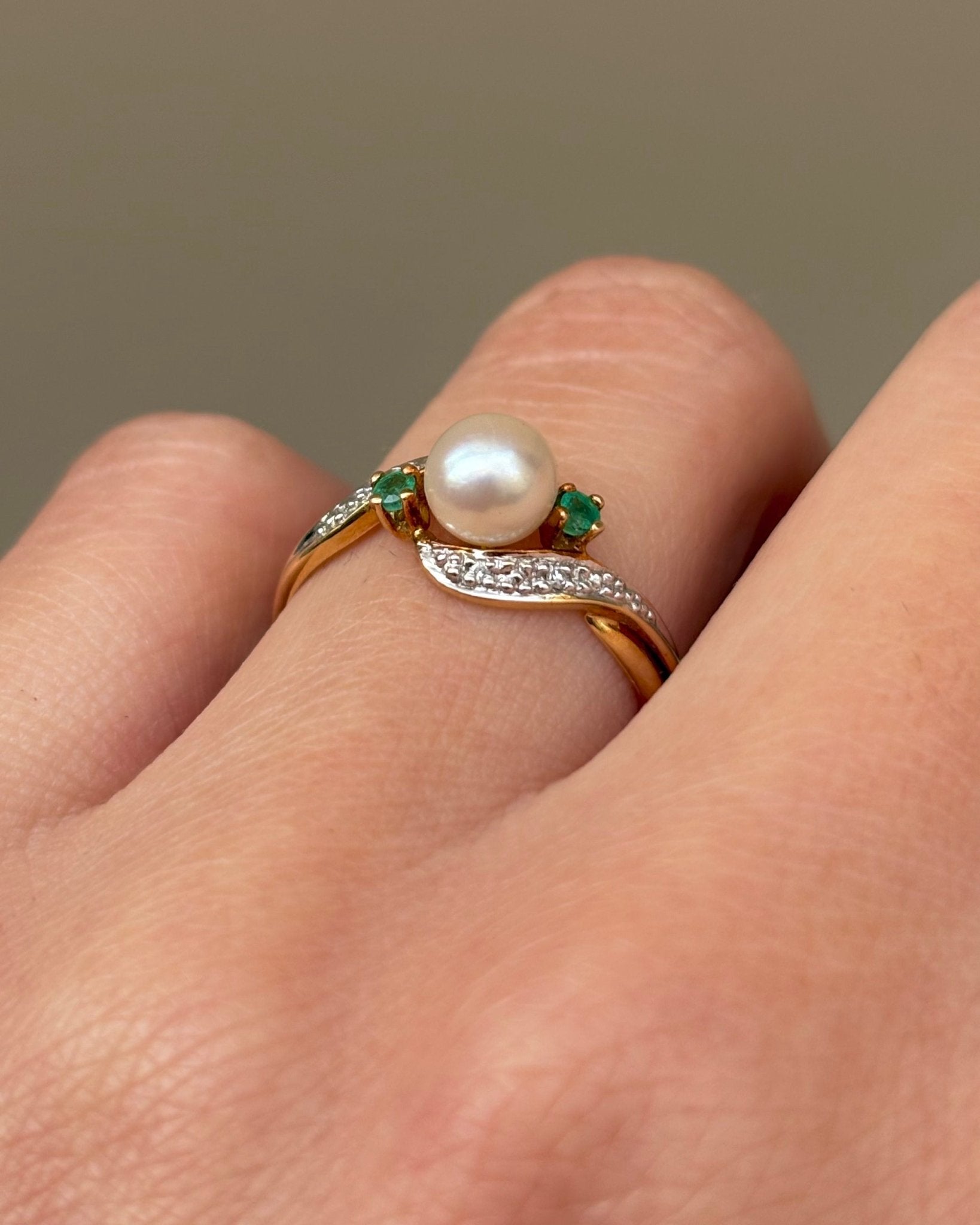 Bague Tourbillon Perle, Émeraudes &amp; Diamants "Albane" - Elliade Paris