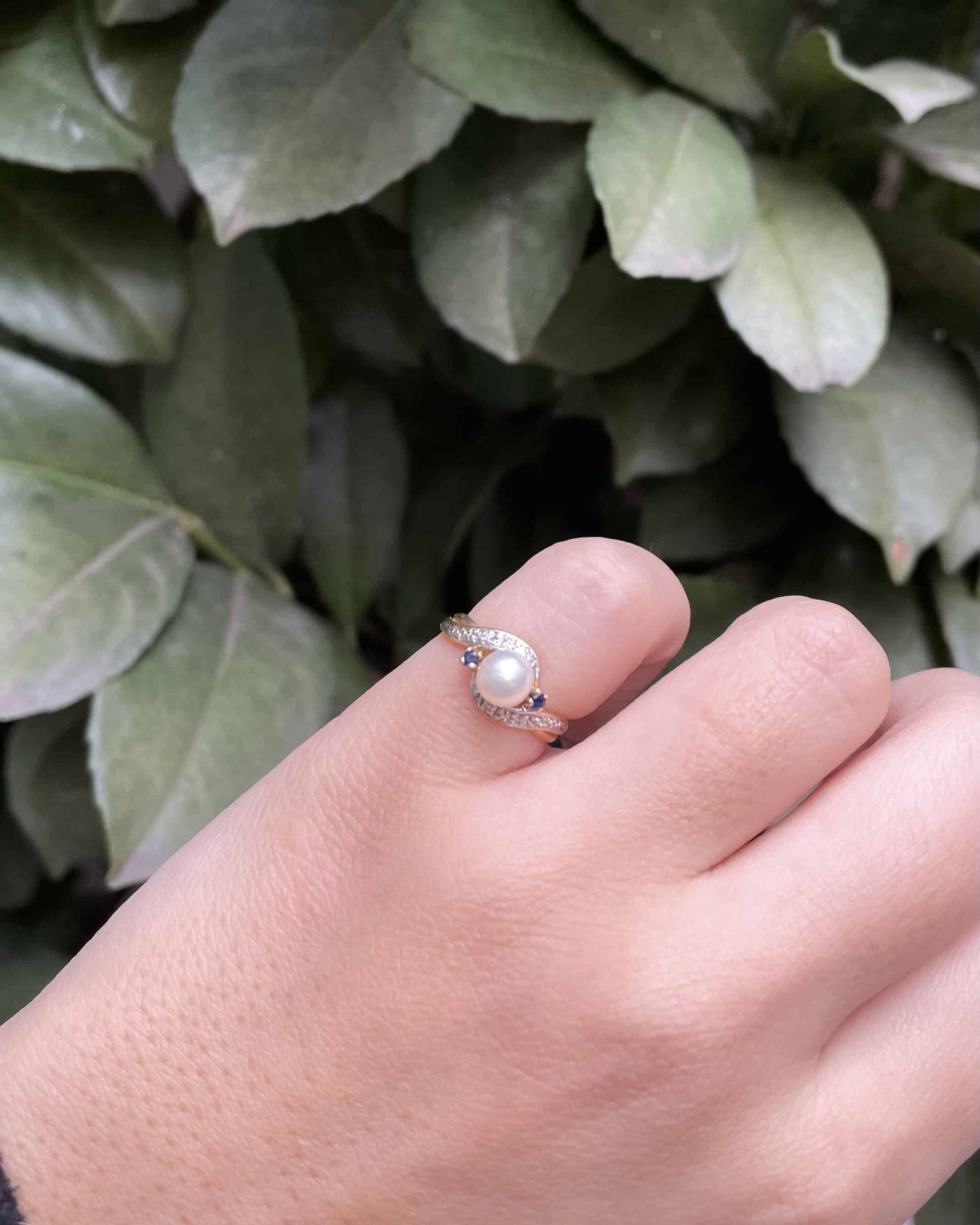 Bague Trilogie Tourbillon Perle, Saphirs &amp; Diamants "Camille" - Elliade Paris
