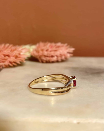 Bague Tourbillon Rubis 0.35 carat &amp; Diamants &quot;Reece&quot; - Elliade Paris