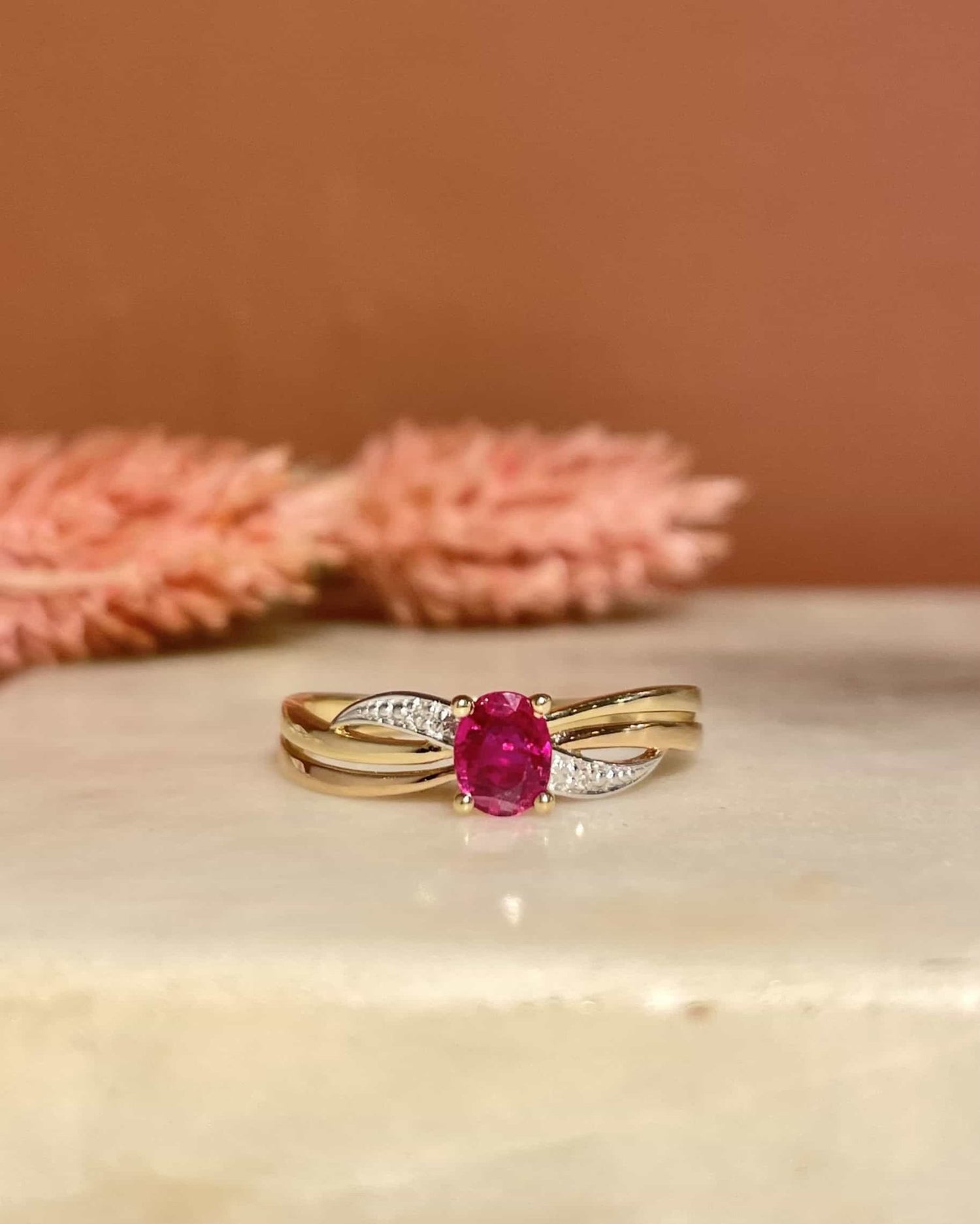 Bague Tourbillon Rubis 0.35 carat &amp; Diamants &quot;Reece&quot; - Elliade Paris