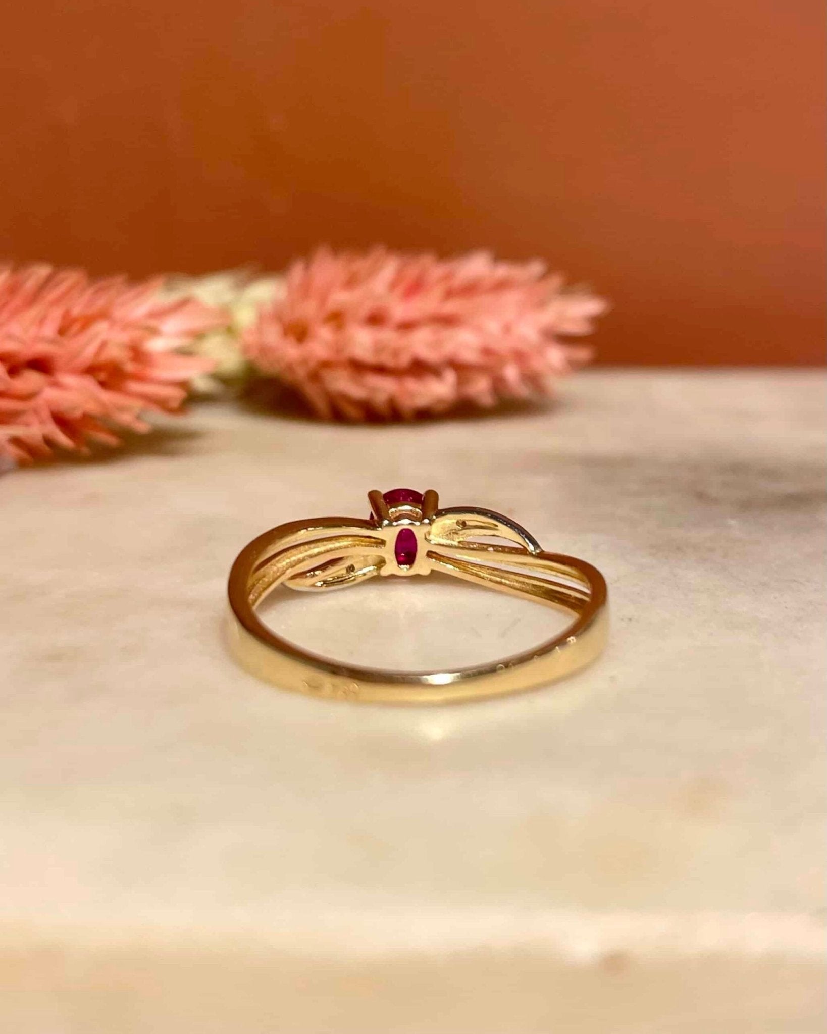 Bague Tourbillon Rubis 0.35 carat &amp; Diamants &quot;Reece&quot; - Elliade Paris
