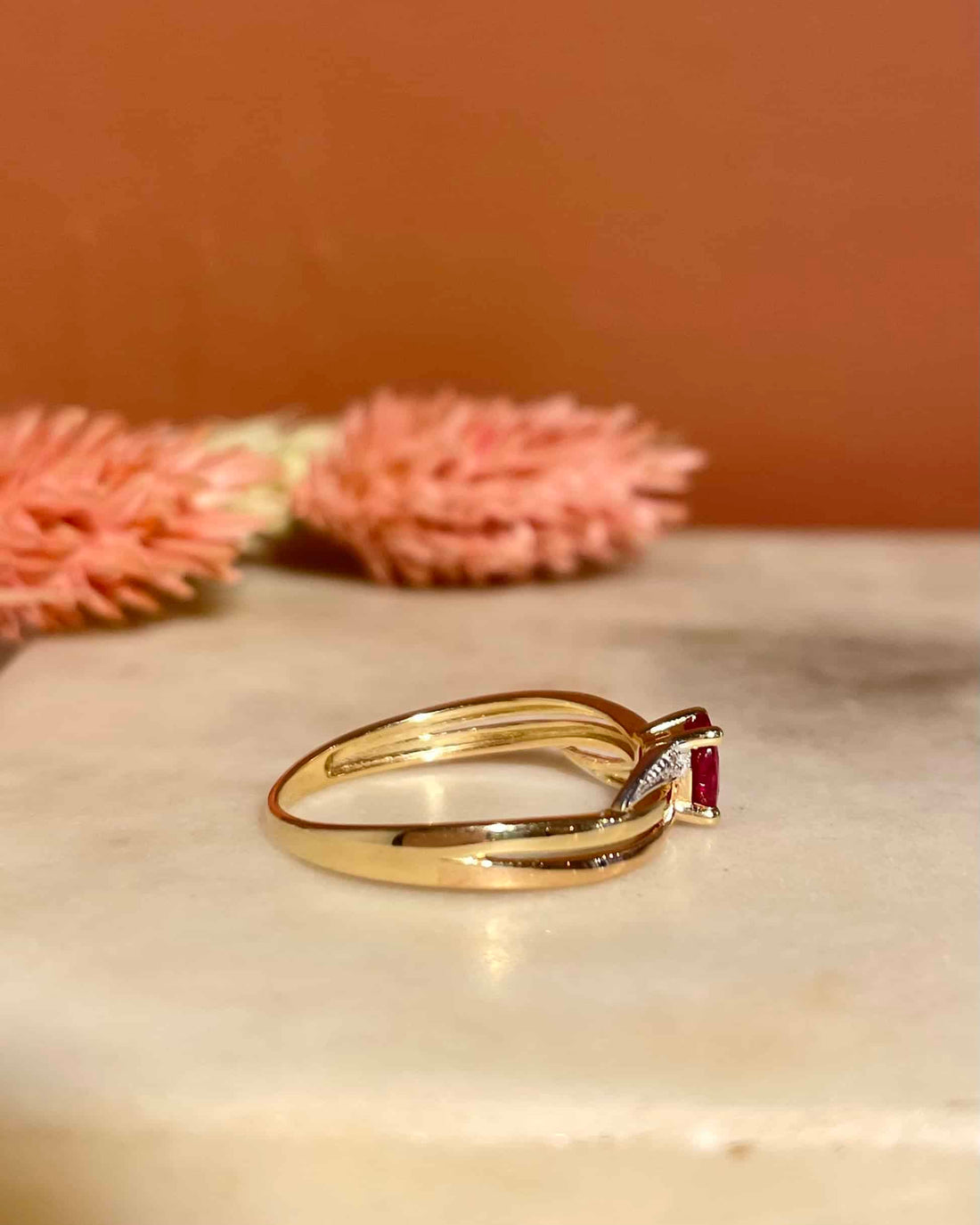 Anillo Tourbillon de Rubí y Diamantes &quot;Reece&quot; de 0,35 quilates