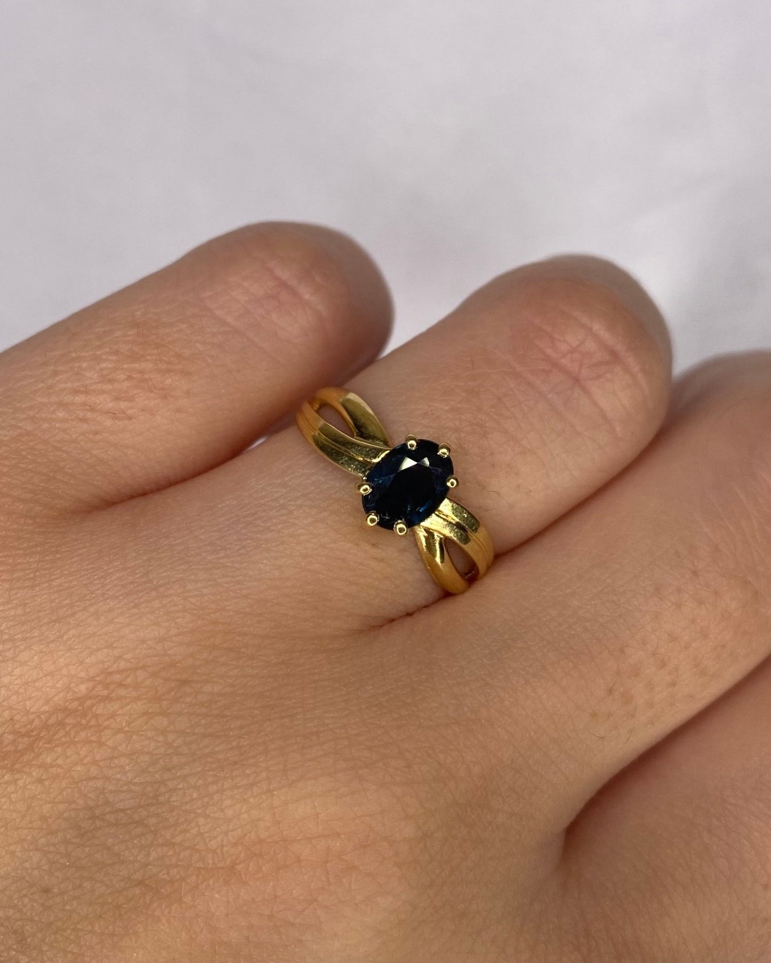 Bague tourbillon Saphir 0.63 carat &quot;Loeva&quot; - Elliade Paris