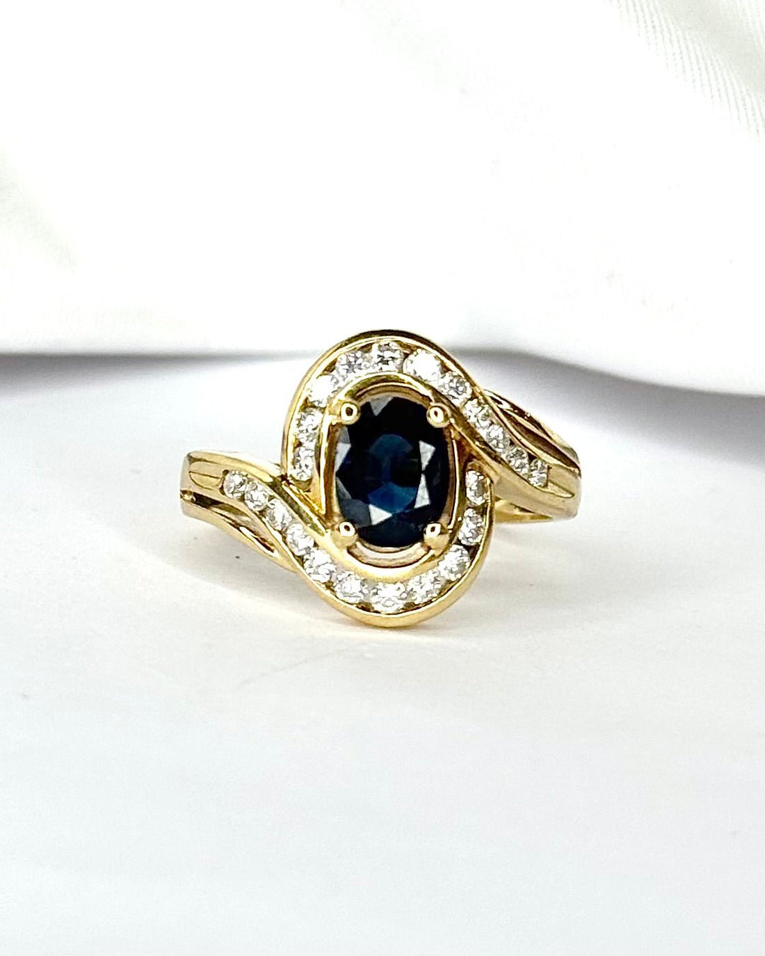 Bague Tourbillon Saphir 1 carat &amp; Diamants 0.44 carat "Morganne" - Elliade Paris