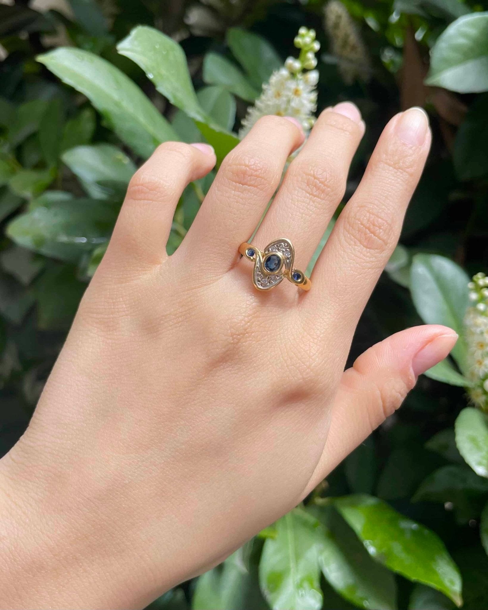 Bague tourbillon Saphir &amp; diamants "Swirla" - Elliade Paris