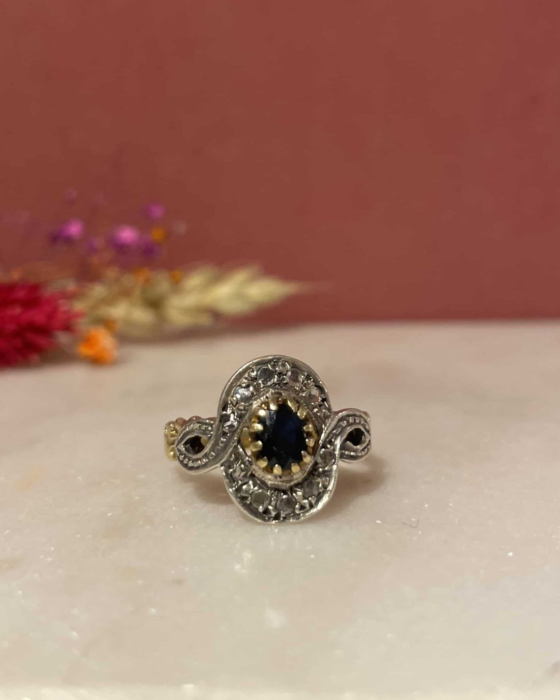 Bague Tourbillon Saphir et Diamants &quot;Eryn&quot; - Elliade Paris