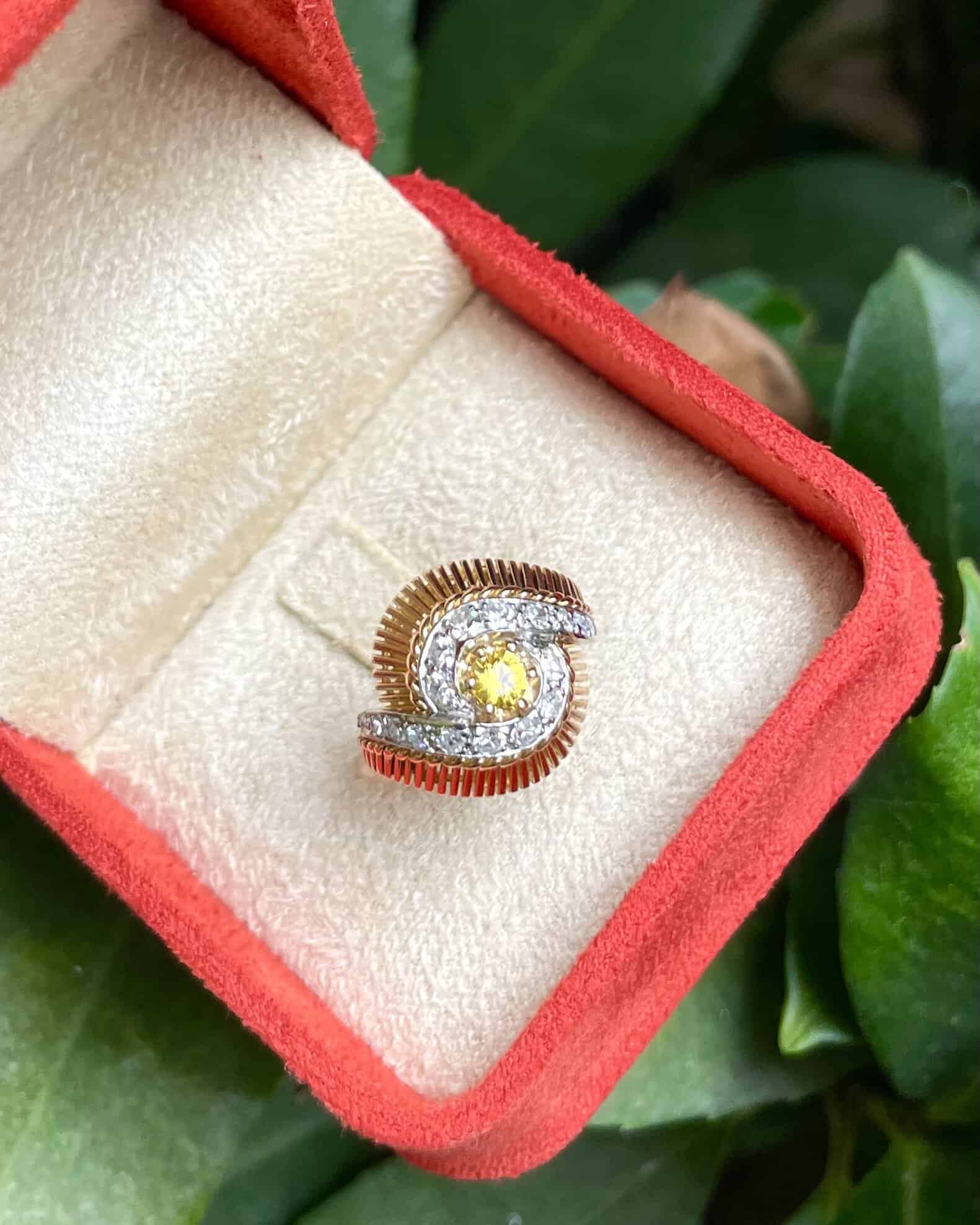 Bague Tourbillon Saphir Jaune et Diamants "Emmna" - Elliade Paris
