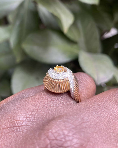 Bague Tourbillon Saphir Jaune et Diamants &quot;Emmna&quot; - Elliade Paris