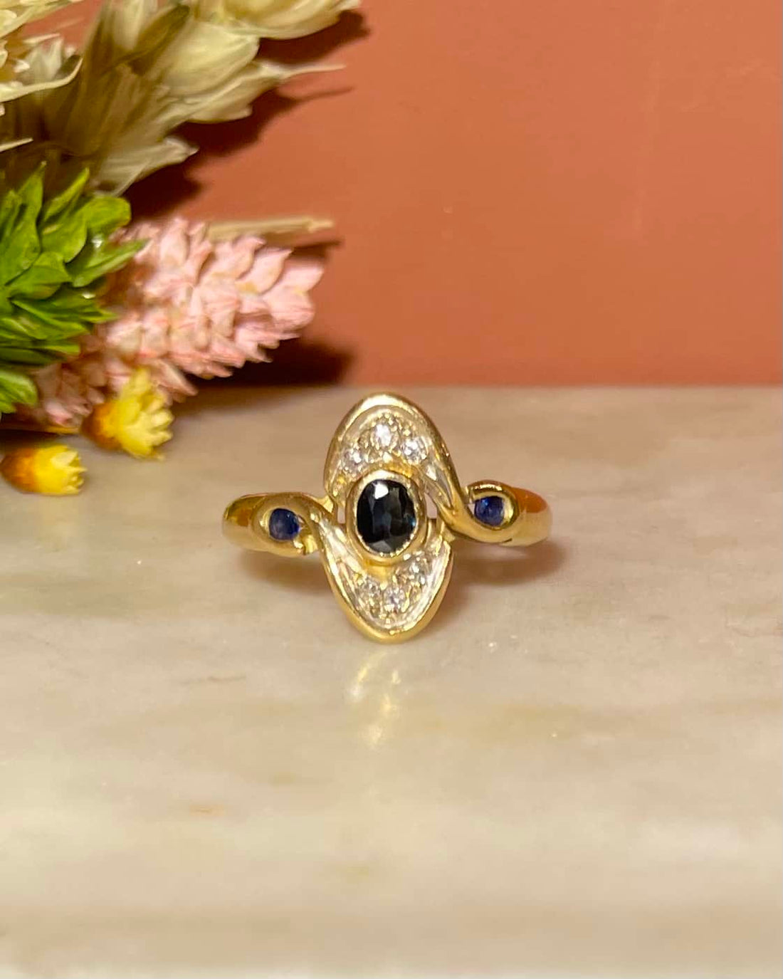 Bague tourbillon Saphir &amp; diamants &quot;Swirla&quot;
