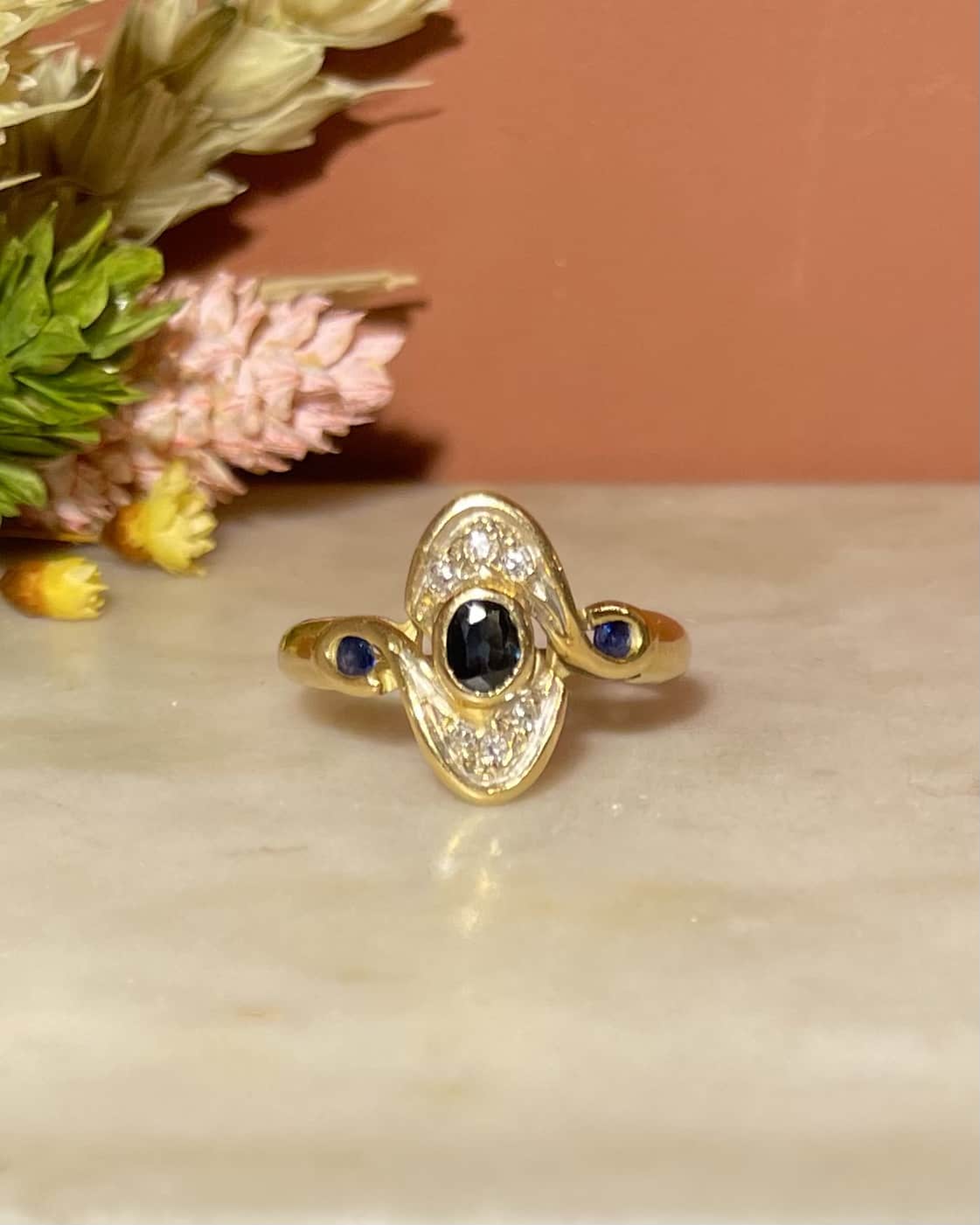 Anillo de zafiro y diamantes "Swirla"