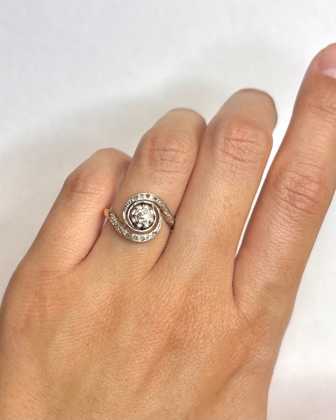 Bague Tourbillon Style Art Nouveau Diamants 0.38 carat "Nessia" - Elliade Paris