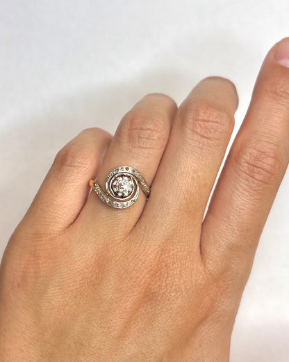 Bague Tourbillon Style Art Nouveau Diamants 0.38 carat "Nessia" - Elliade Paris