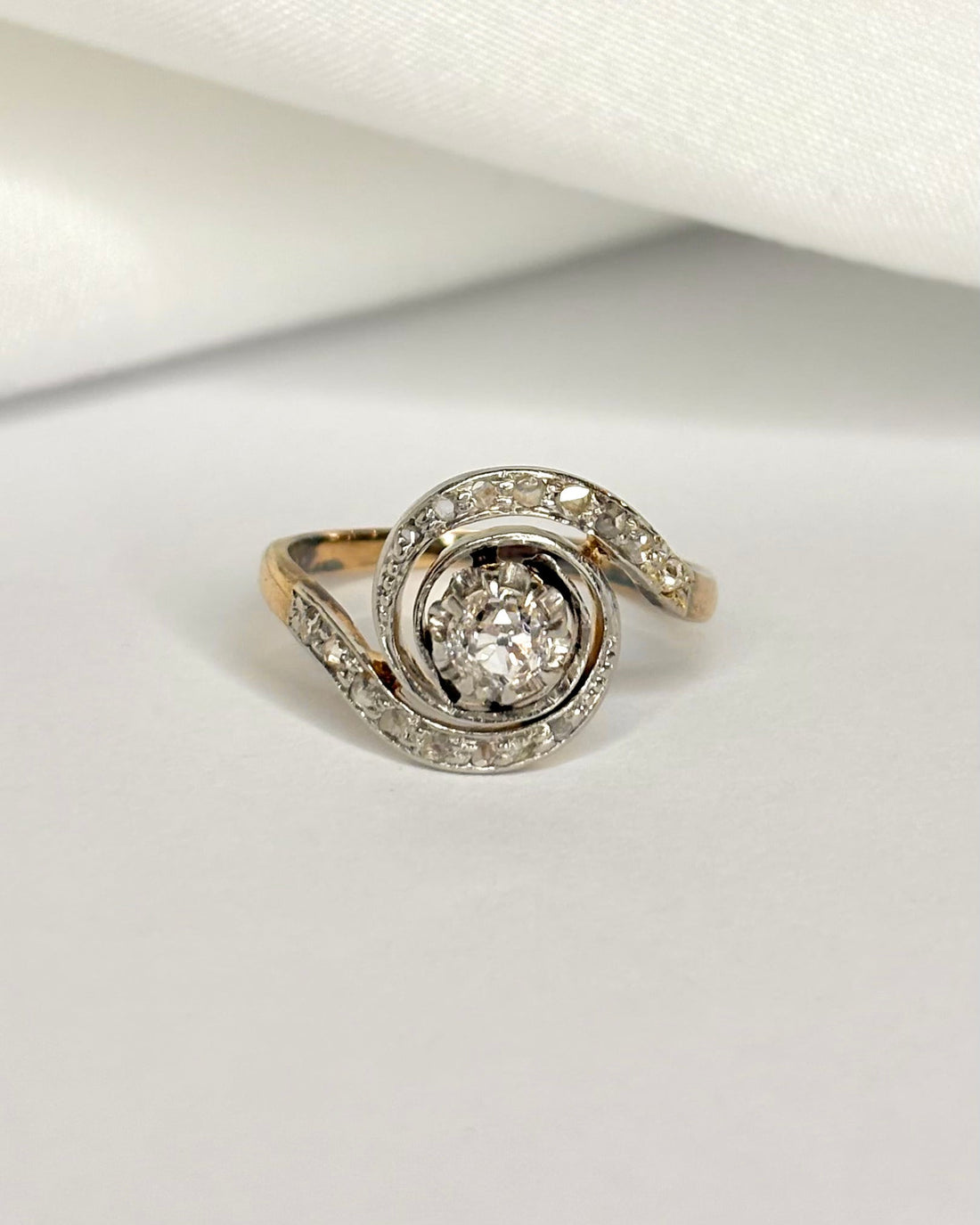 Bague Tourbillon Style Art Nouveau Diamants 0.38 carat "Nessia" - Elliade Paris