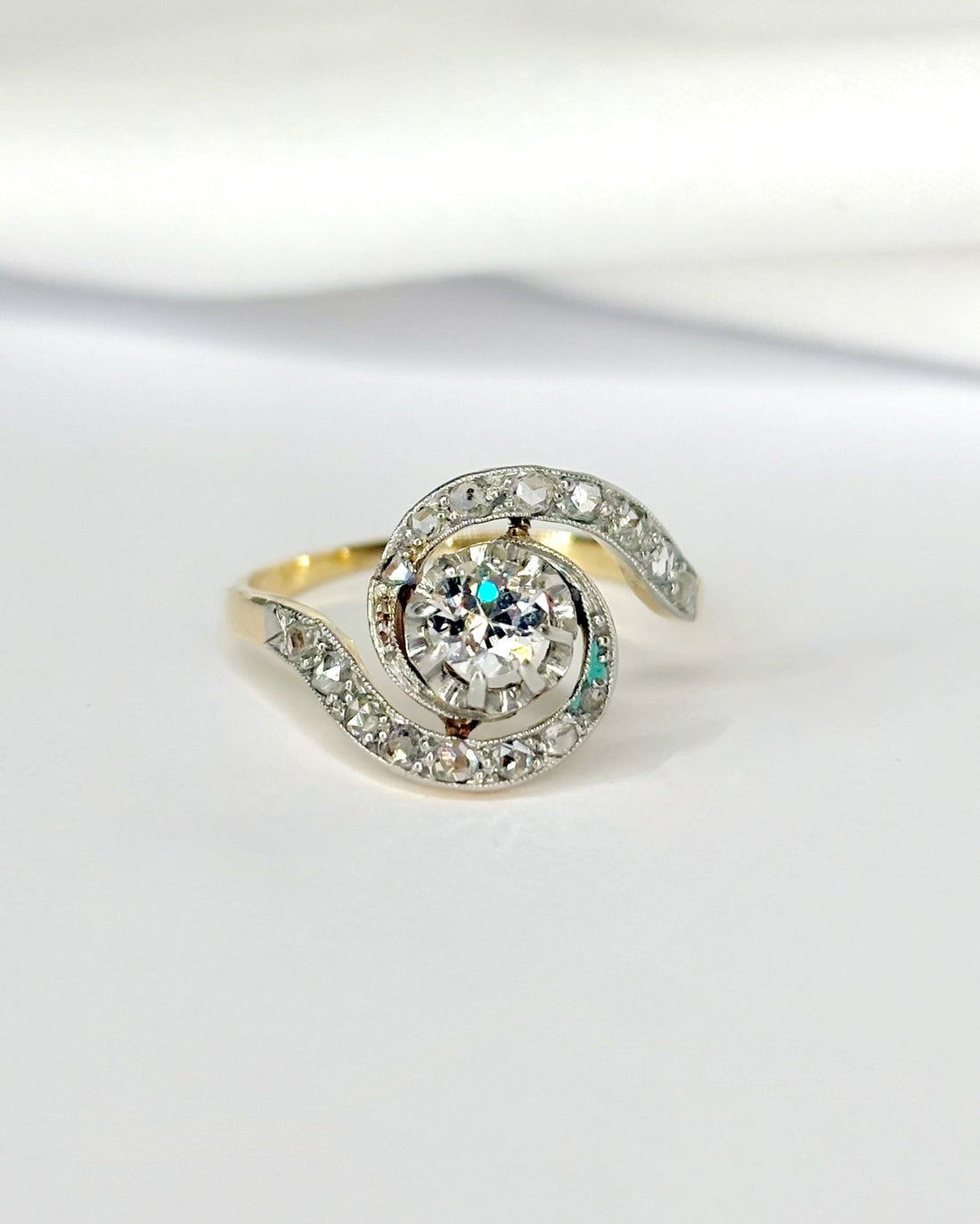 Bague Tourbillon Style Art Nouveau Diamants 0.40 carat "Tallulah" - Elliade Paris