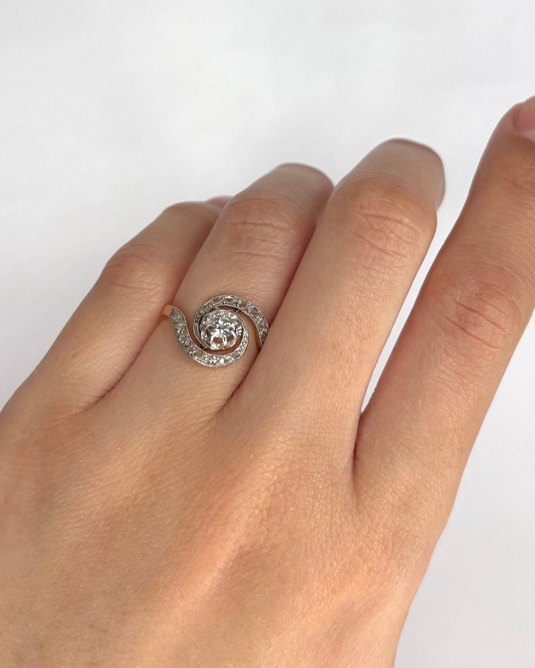 Bague Tourbillon Style Art Nouveau Diamants 0.40 carat "Tallulah" - Elliade Paris