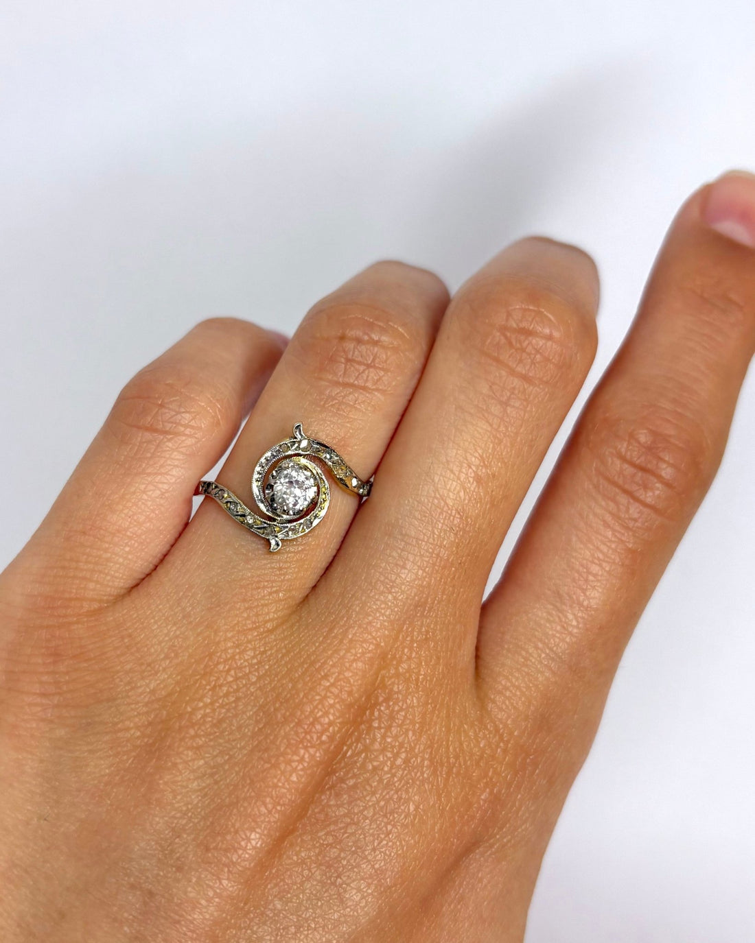 Bague Tourbillon Style Art Nouveau Diamants 0.41 carat "Jane" - Elliade Paris