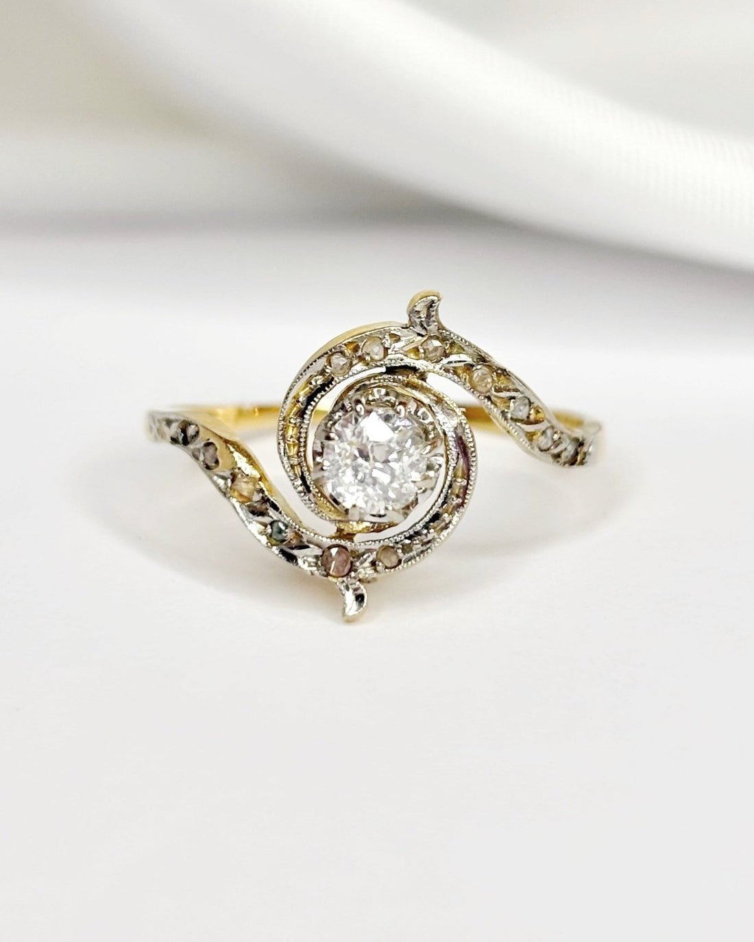 Bague Tourbillon Style Art Nouveau Diamants 0.41 carat "Jane" - Elliade Paris
