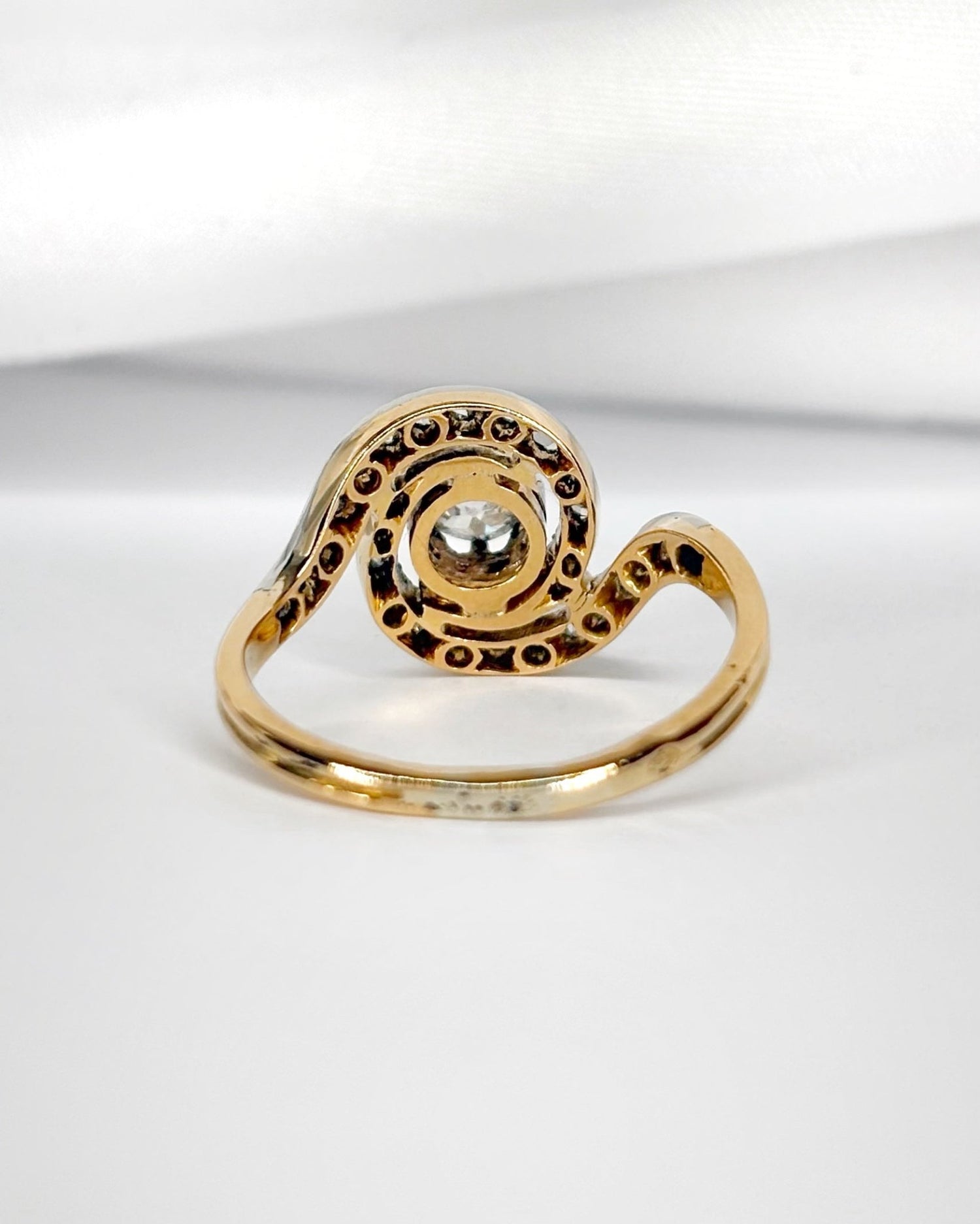 Bague Tourbillon Style Art Nouveau Diamants 0.50 carat "Melodie" - Elliade Paris