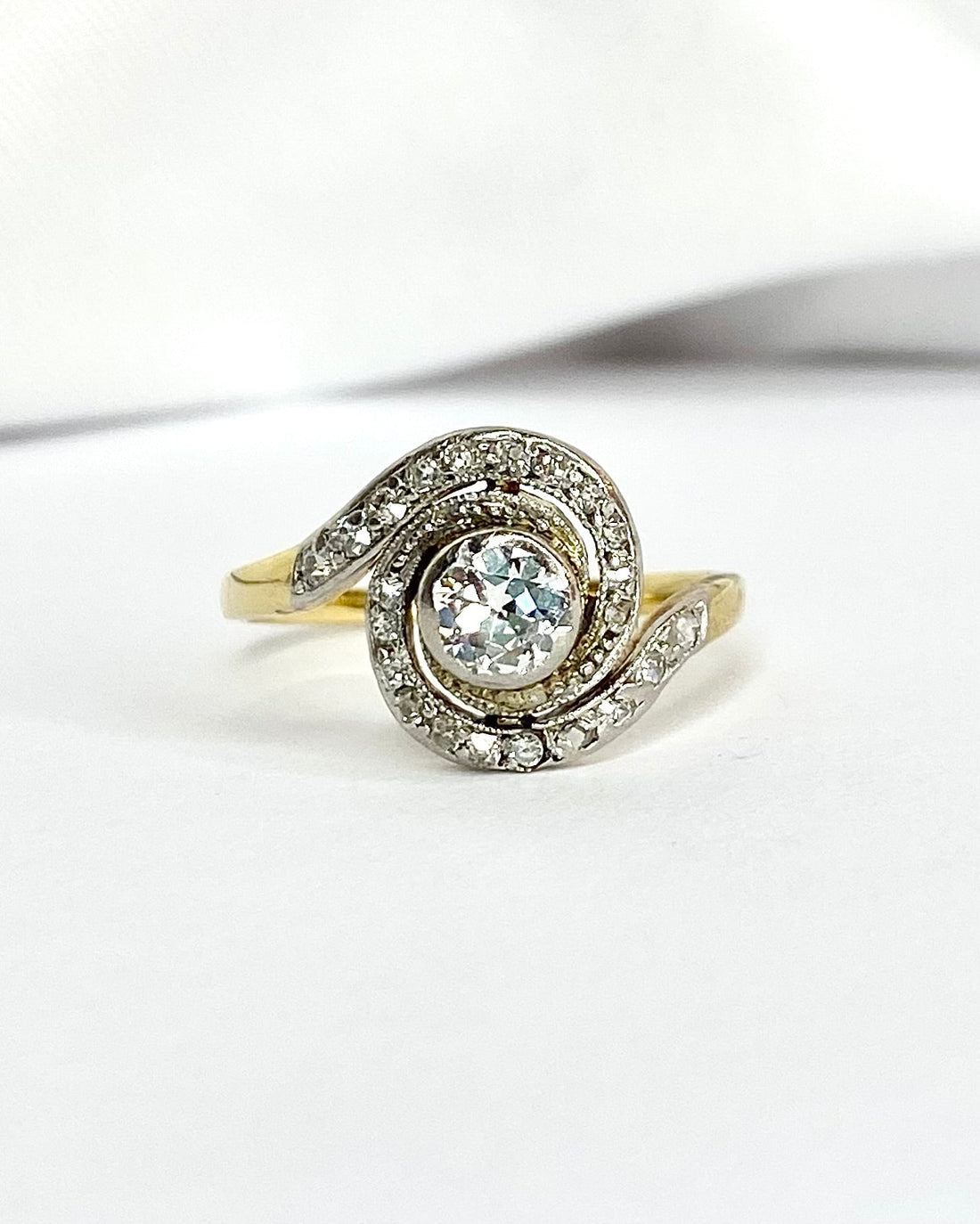 Bague Tourbillon Style Art Nouveau Diamants 0.67 carat "Alexandra" - Elliade Paris