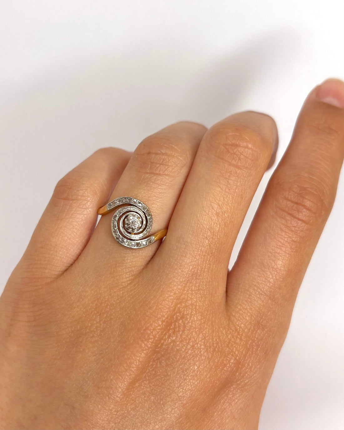 Bague Tourbillon Style Art Nouveau Diamants "Magdalena" - Elliade Paris