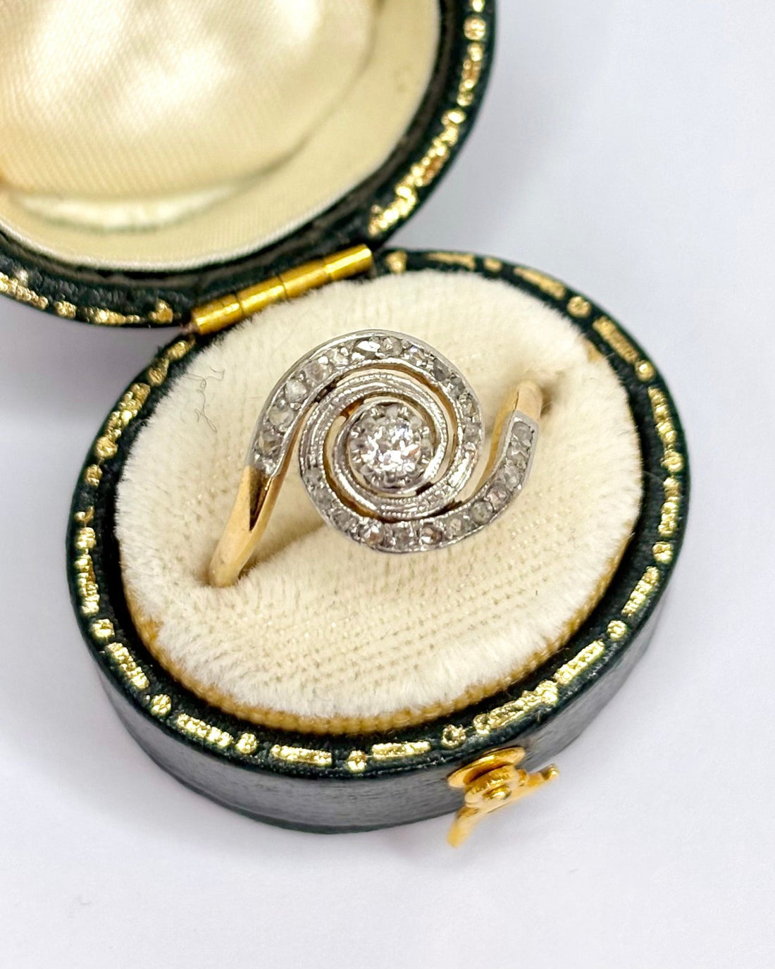 Bague Tourbillon Style Art Nouveau Diamants "Magdalena" - Elliade Paris