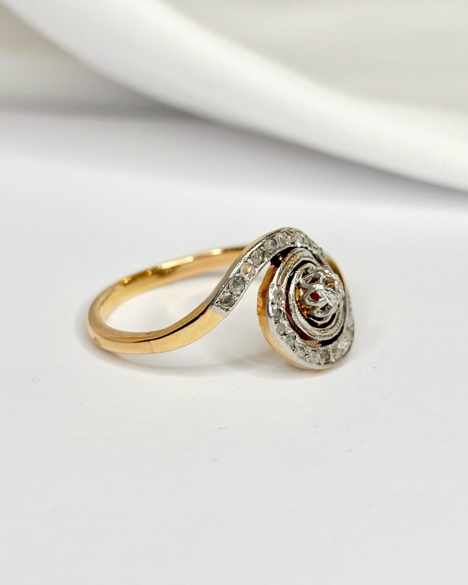 Bague Tourbillon Style Art Nouveau Diamants "Magdalena" - Elliade Paris