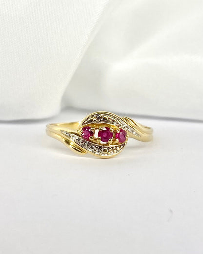 Bague Tourbillon Trilogie Rubis 0.30 carat &quot;Hortense&quot; - Elliade Paris