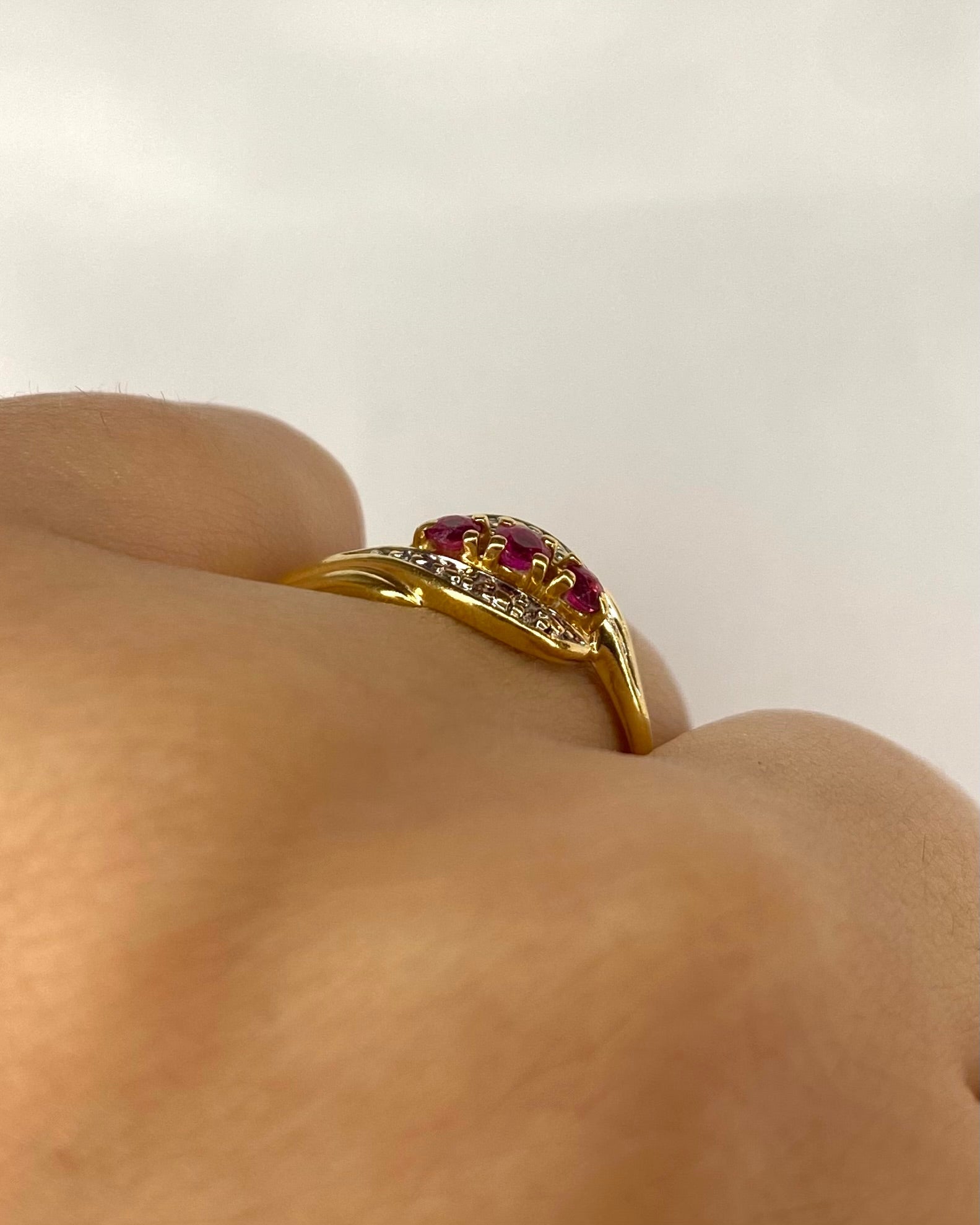 Bague Tourbillon Trilogie Rubis 0.30 carat &quot;Hortense&quot; - Elliade Paris