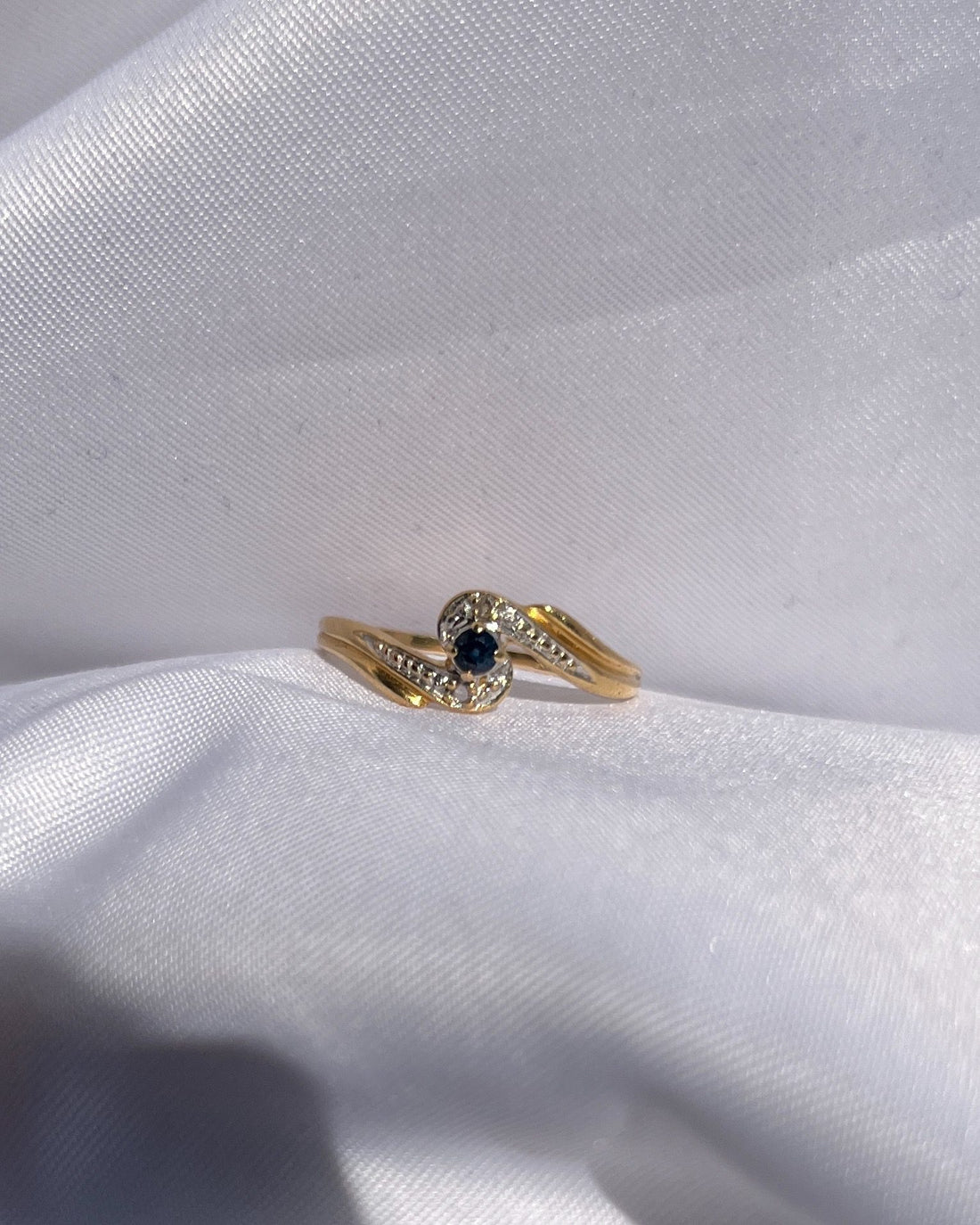 Anillo &quot;Amelia&quot; con zafiro y diamantes en espiral