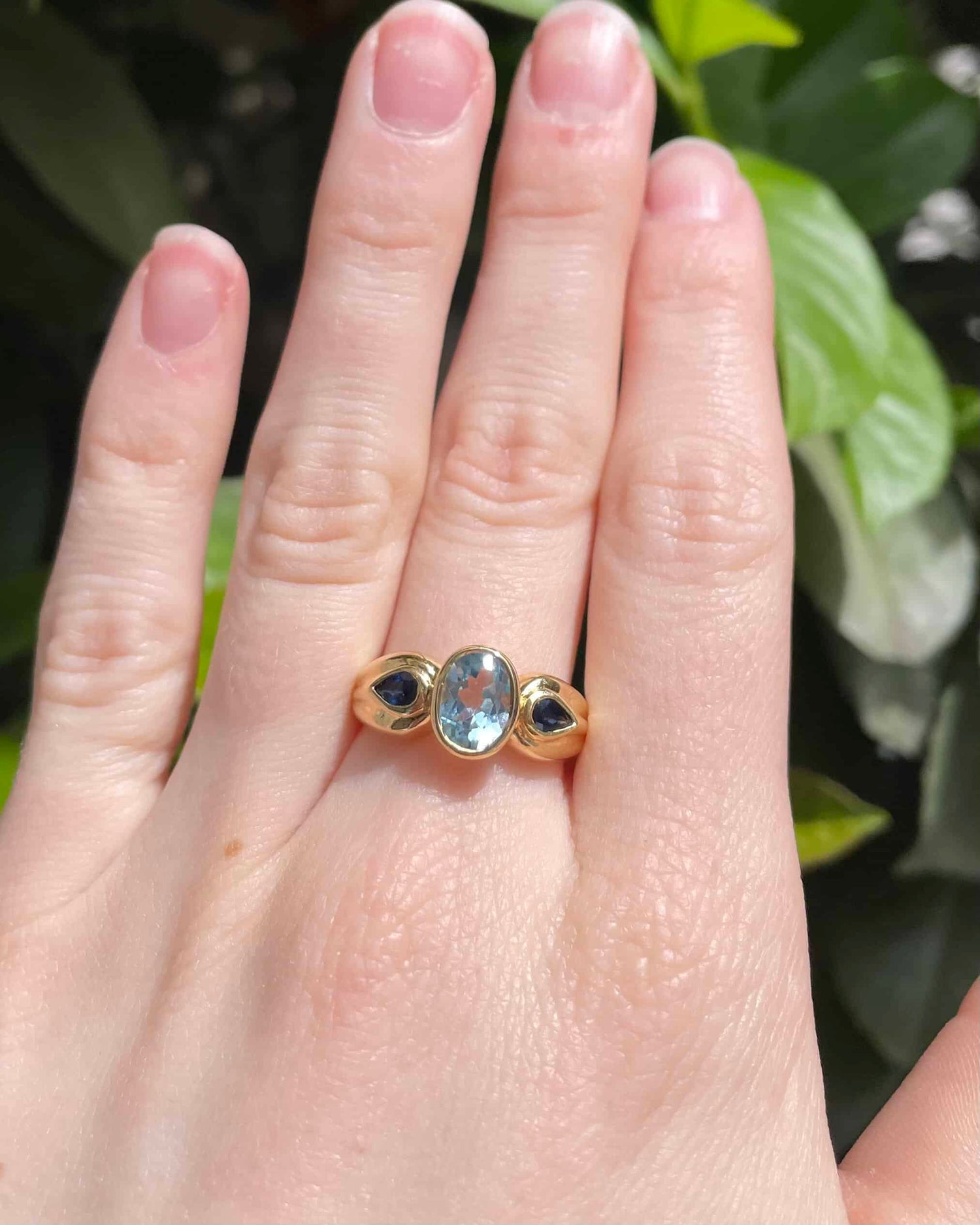 Bague Jonc Trilogie Topaze 1.45 carat &amp; Saphirs &quot;Lawrence&quot; - Elliade Paris