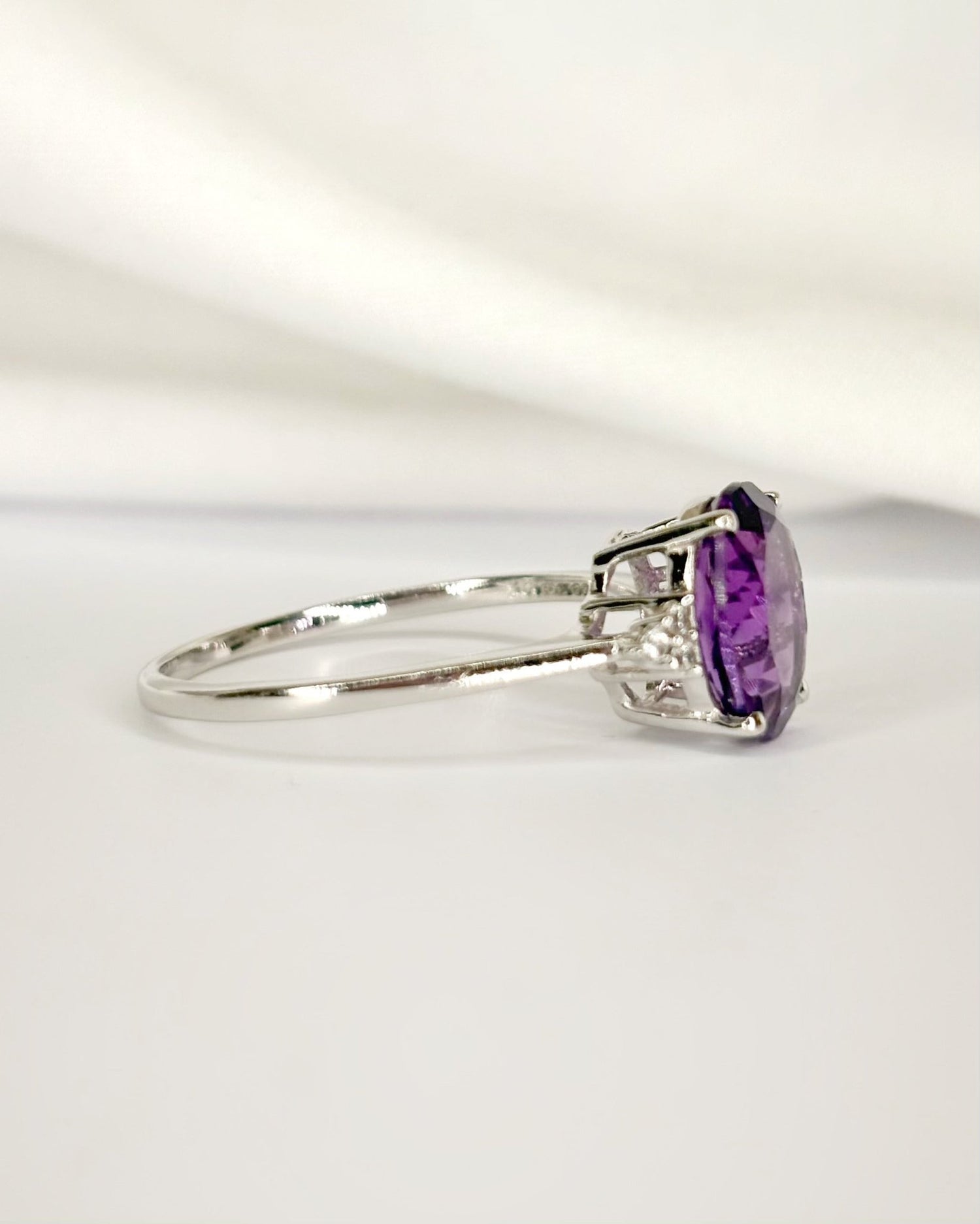 Bague Trilogie Améthyste 2.35 carats &amp; Topazes Blanches "April" - Elliade Paris