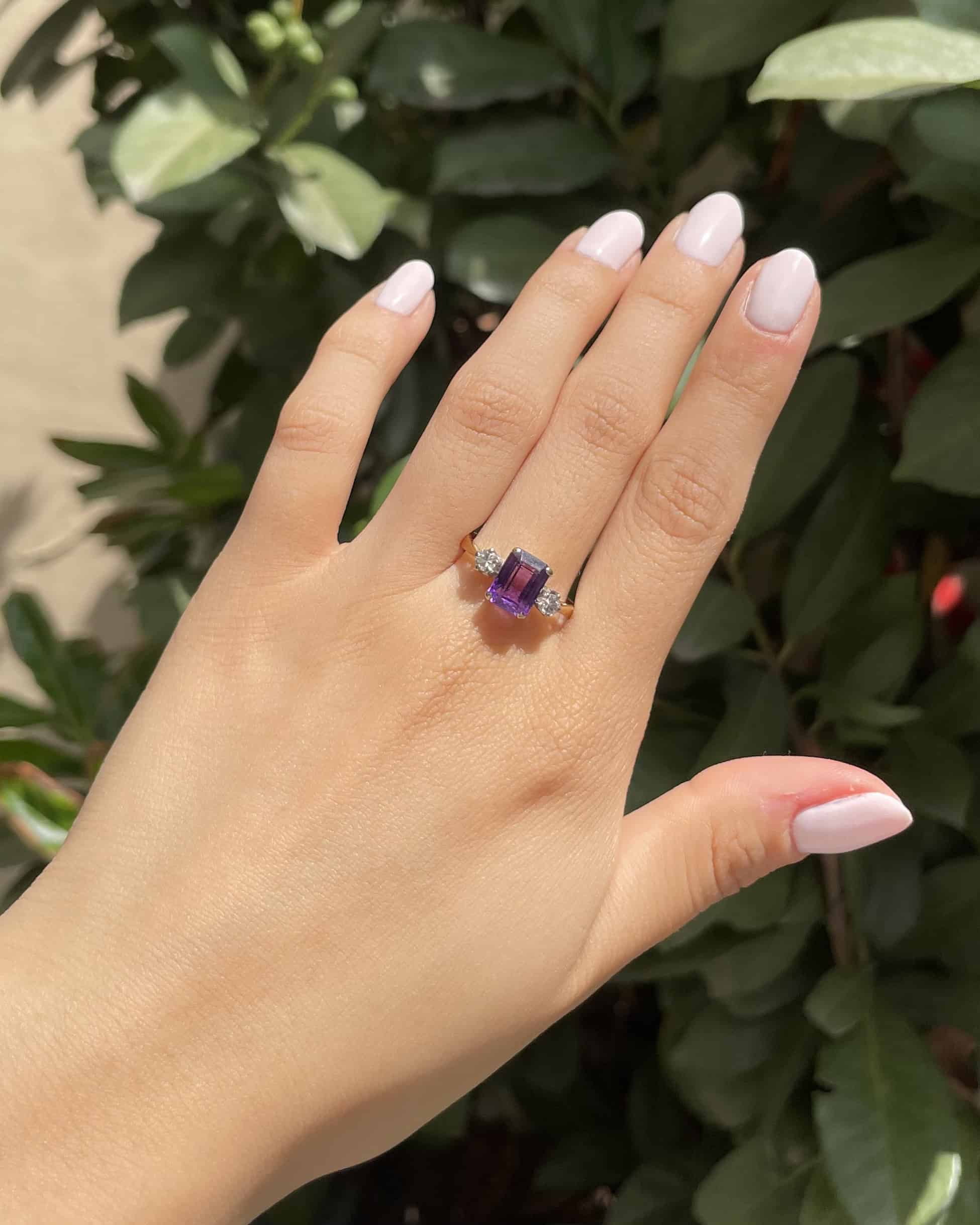 Anillo "Jana" de trilogía de amatista y diamantes de 1,30 quilates