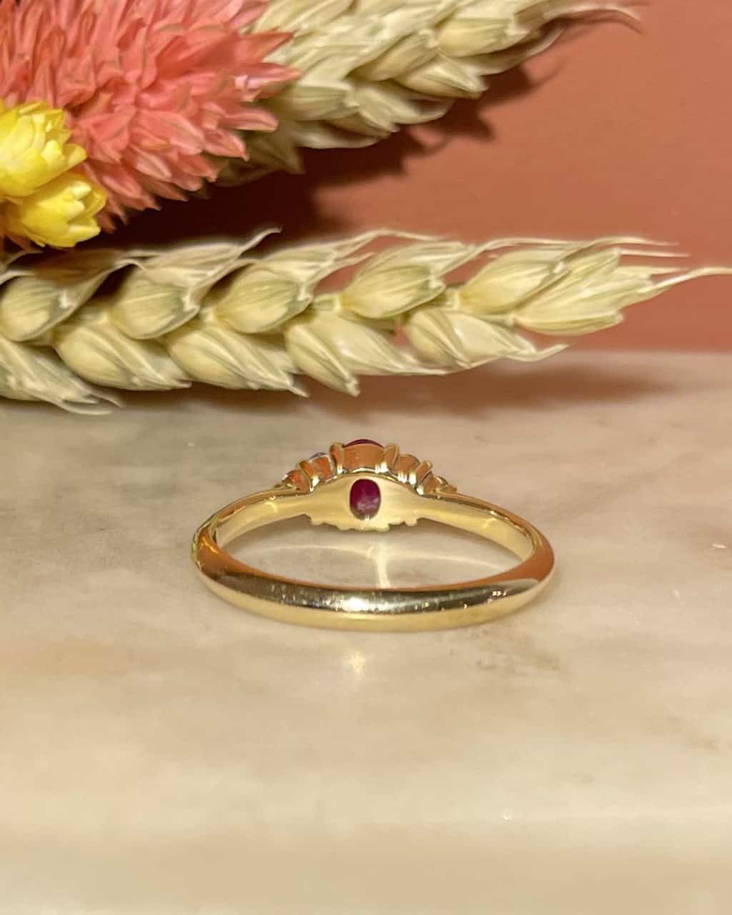 Anillo &quot;Inessa&quot; de trilogía de rubíes y diamantes de 0,35 quilates