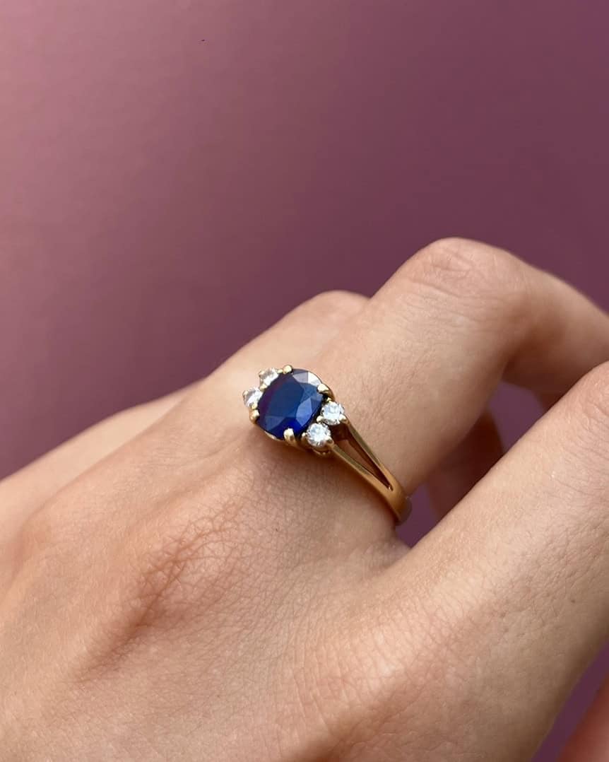 Anillo trilogía "Soraya" de zafiro y diamantes de 2 quilates