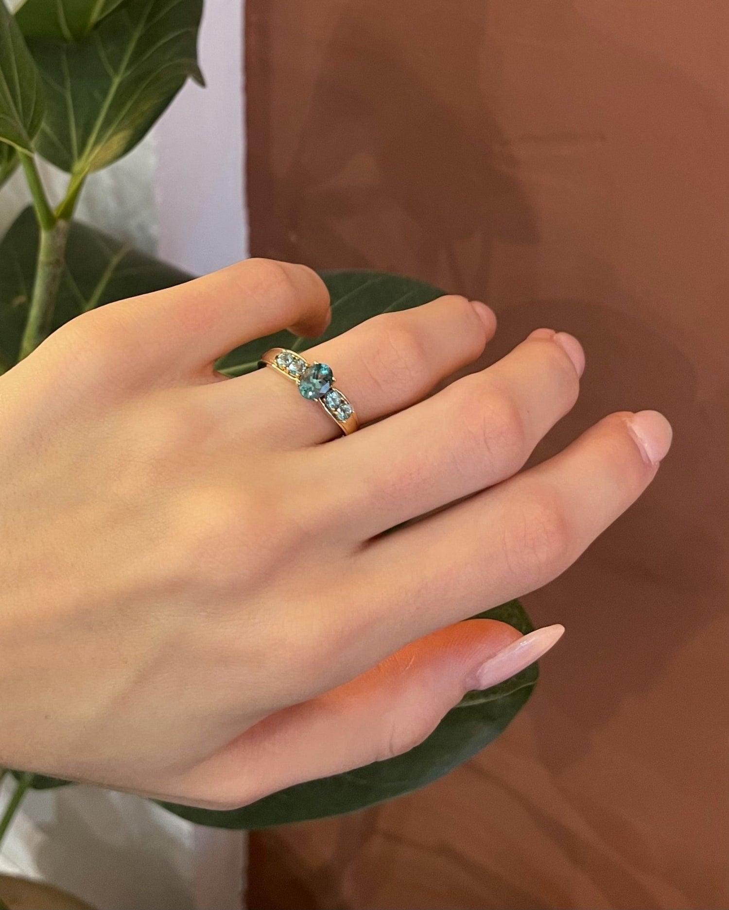 Bague Trilogie Apatite Verte 1.50 carat &quot;Mai - Li&quot; - Elliade Paris