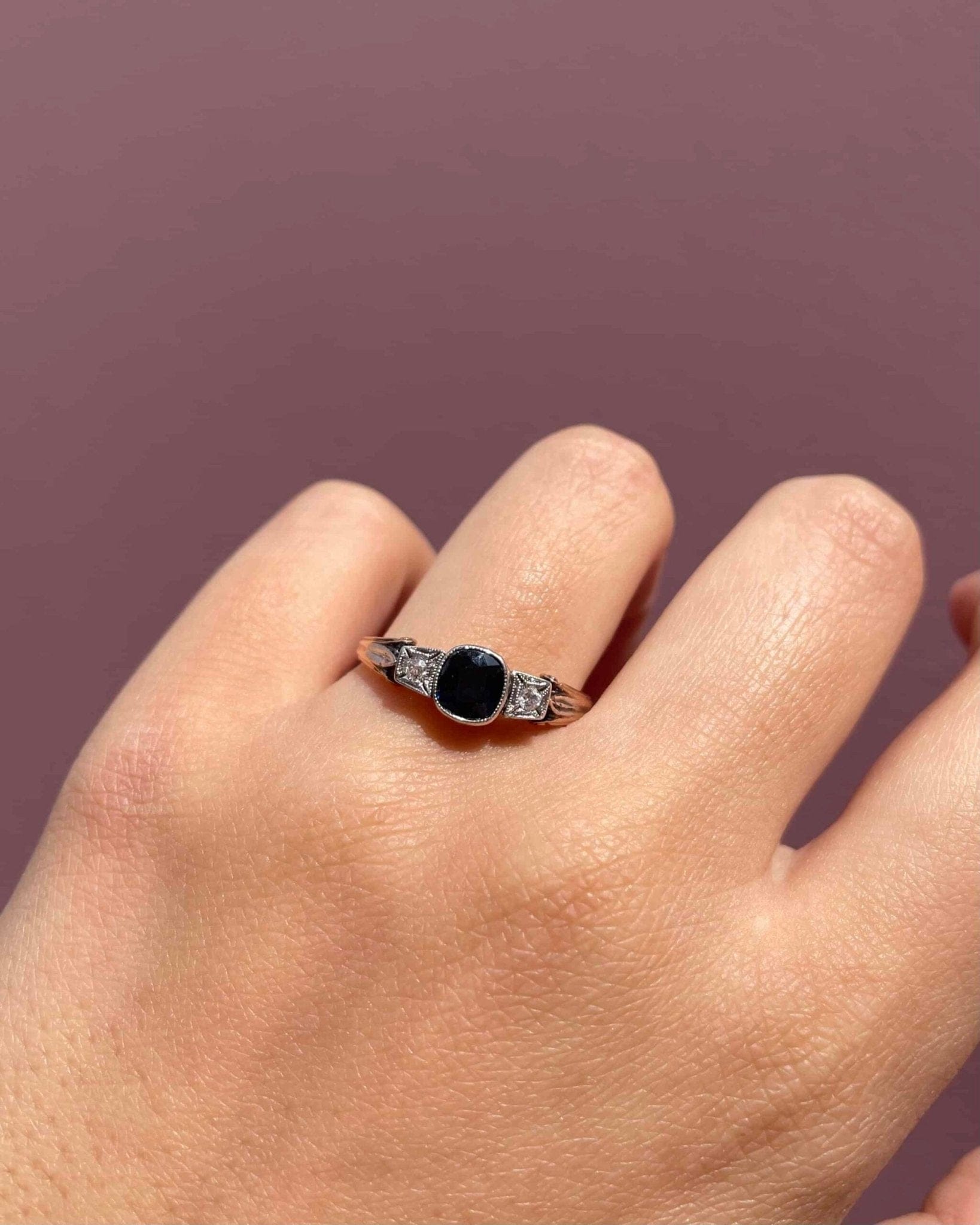 Bague Trilogie Art - Déco Saphir 0.90 carat &amp; Diamants "Marie" - Elliade Paris