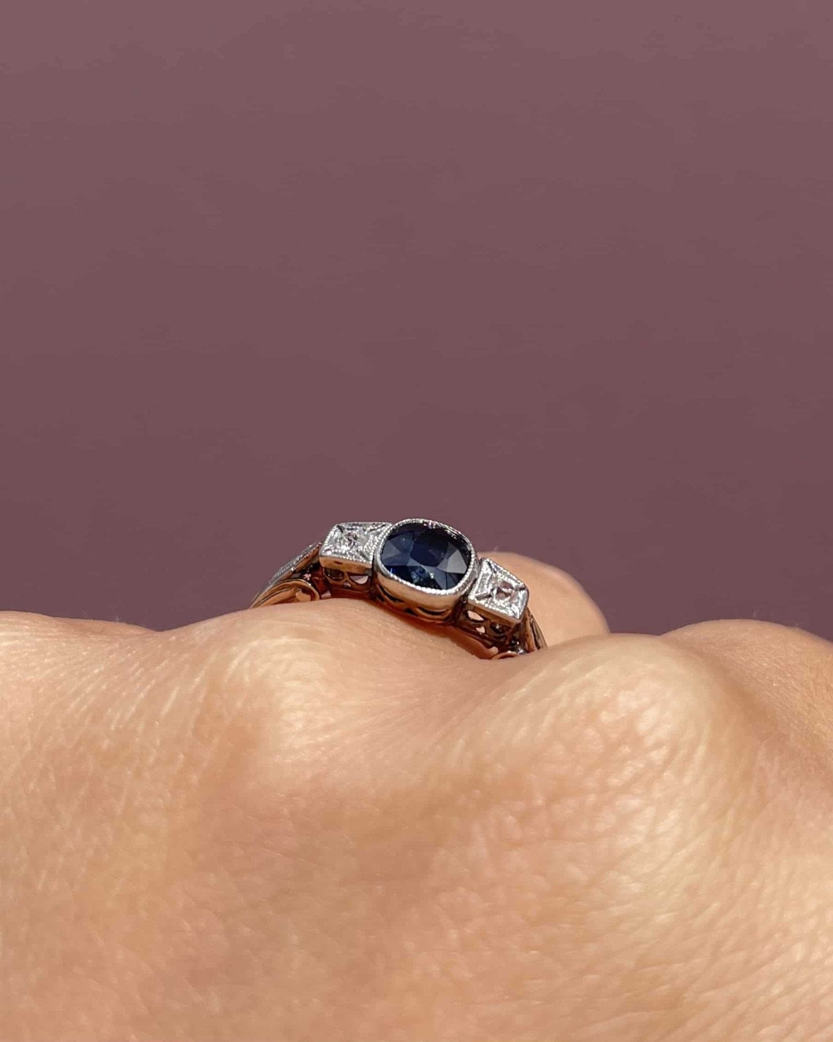 Bague Trilogie Art - Déco Saphir 0.90 carat &amp; Diamants "Marie" - Elliade Paris