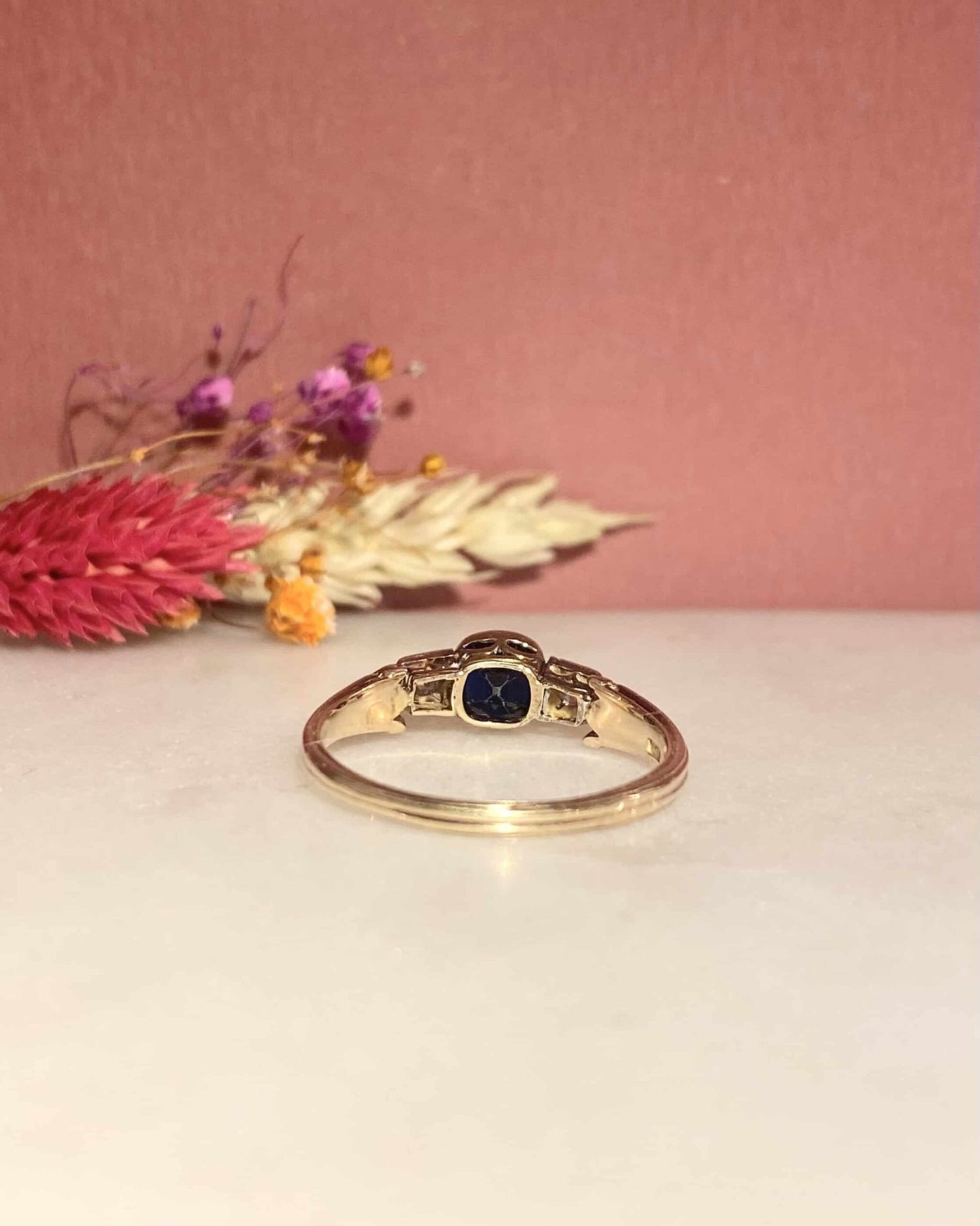 Bague Trilogie Art - Déco Saphir 0.90 carat &amp; Diamants &quot;Marie&quot; - Elliade Paris