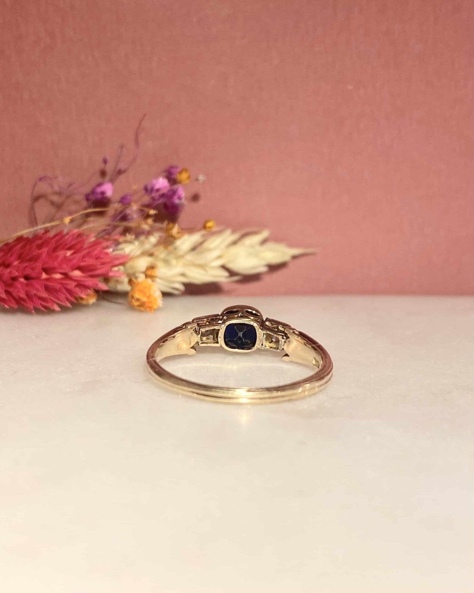 Bague Trilogie Art - Déco Saphir 0.90 carat &amp; Diamants "Marie" - Elliade Paris