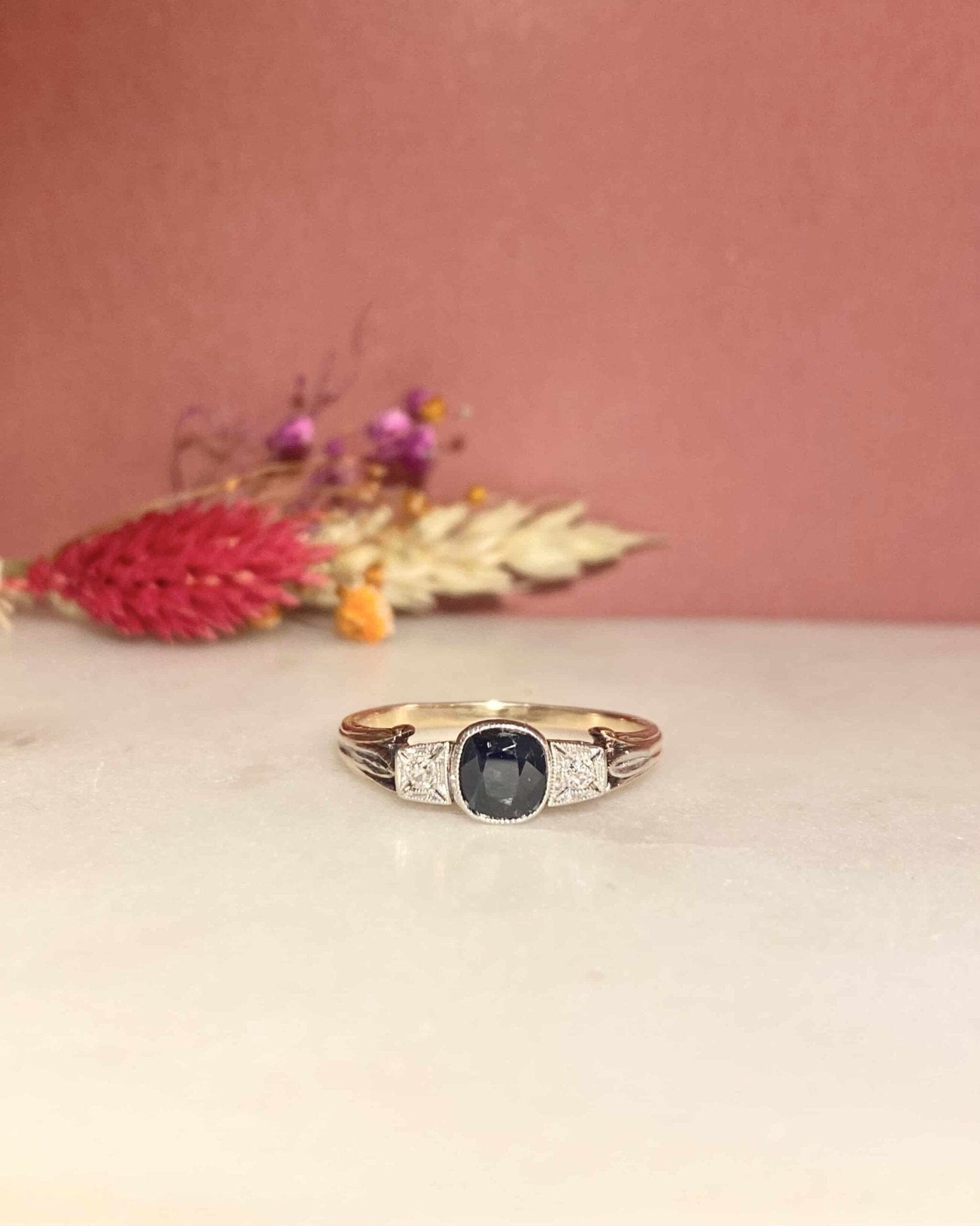 Bague Trilogie Art - Déco Saphir 0.90 carat &amp; Diamants "Marie" - Elliade Paris